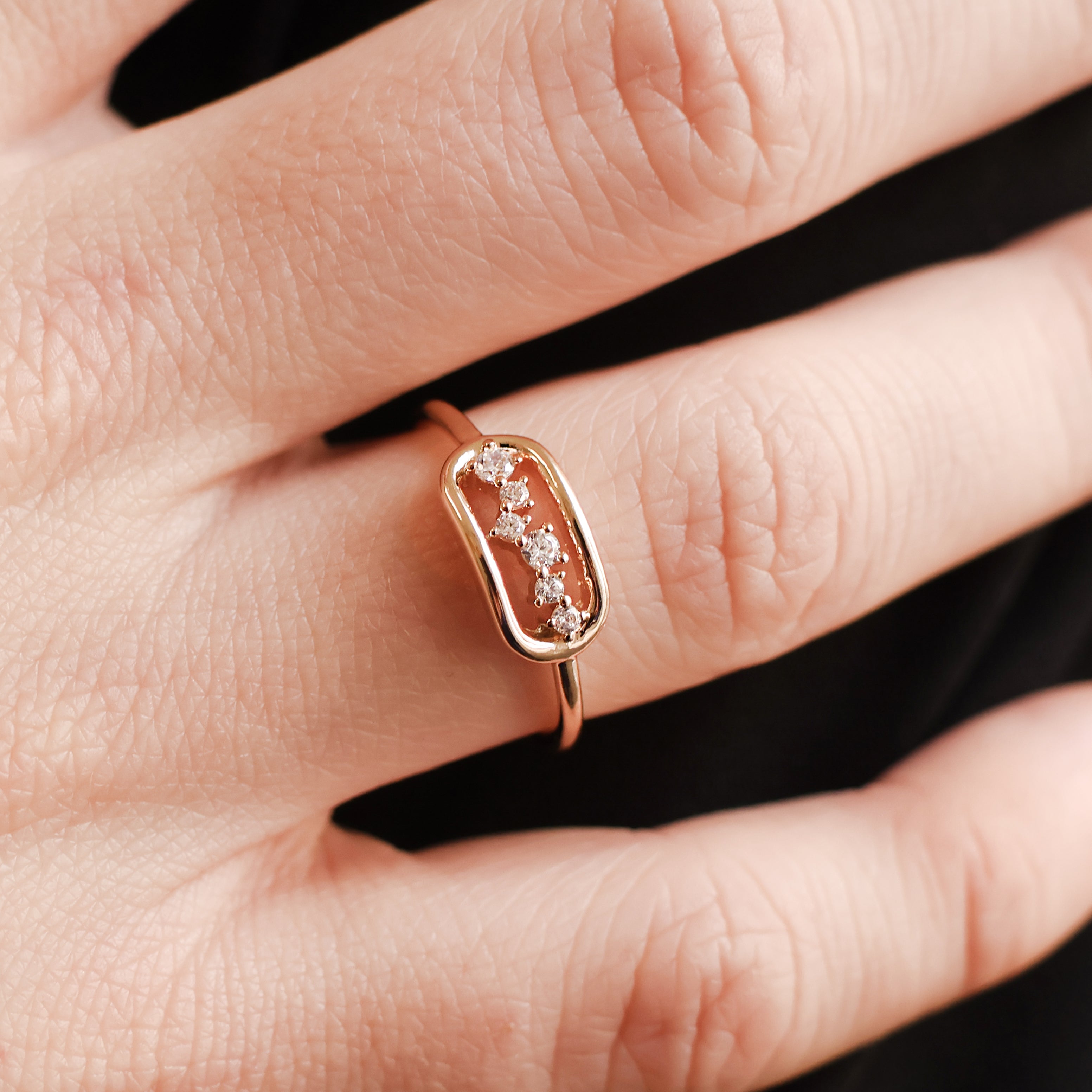 Bague Olivia en plaqué or 18K, motifs stellaires, oxydes de zirconium, bijou raffiné et scintillant Joyamada.