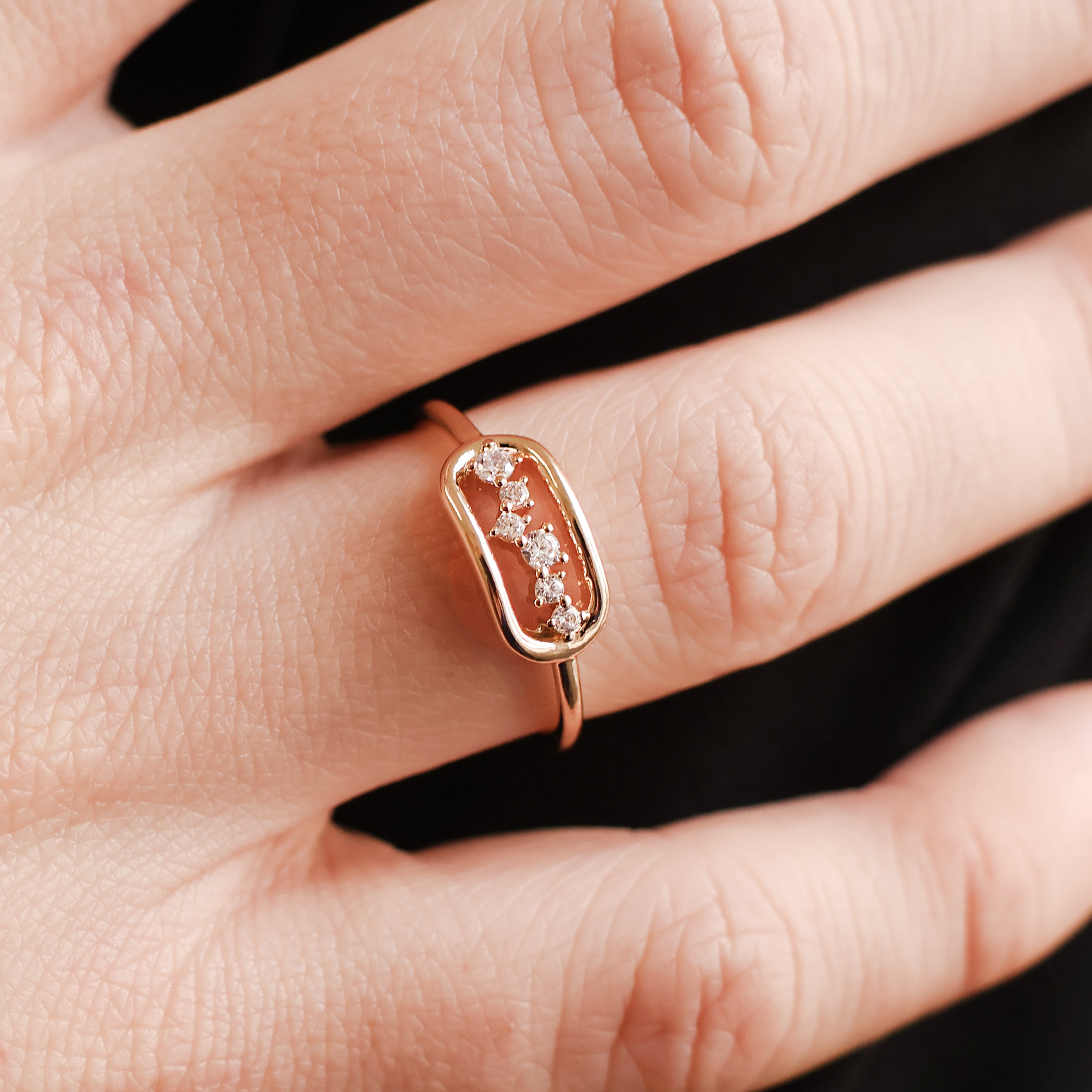 Bague Olivia en plaqué or 18K, motifs stellaires, oxydes de zirconium, bijou raffiné et scintillant Joyamada.