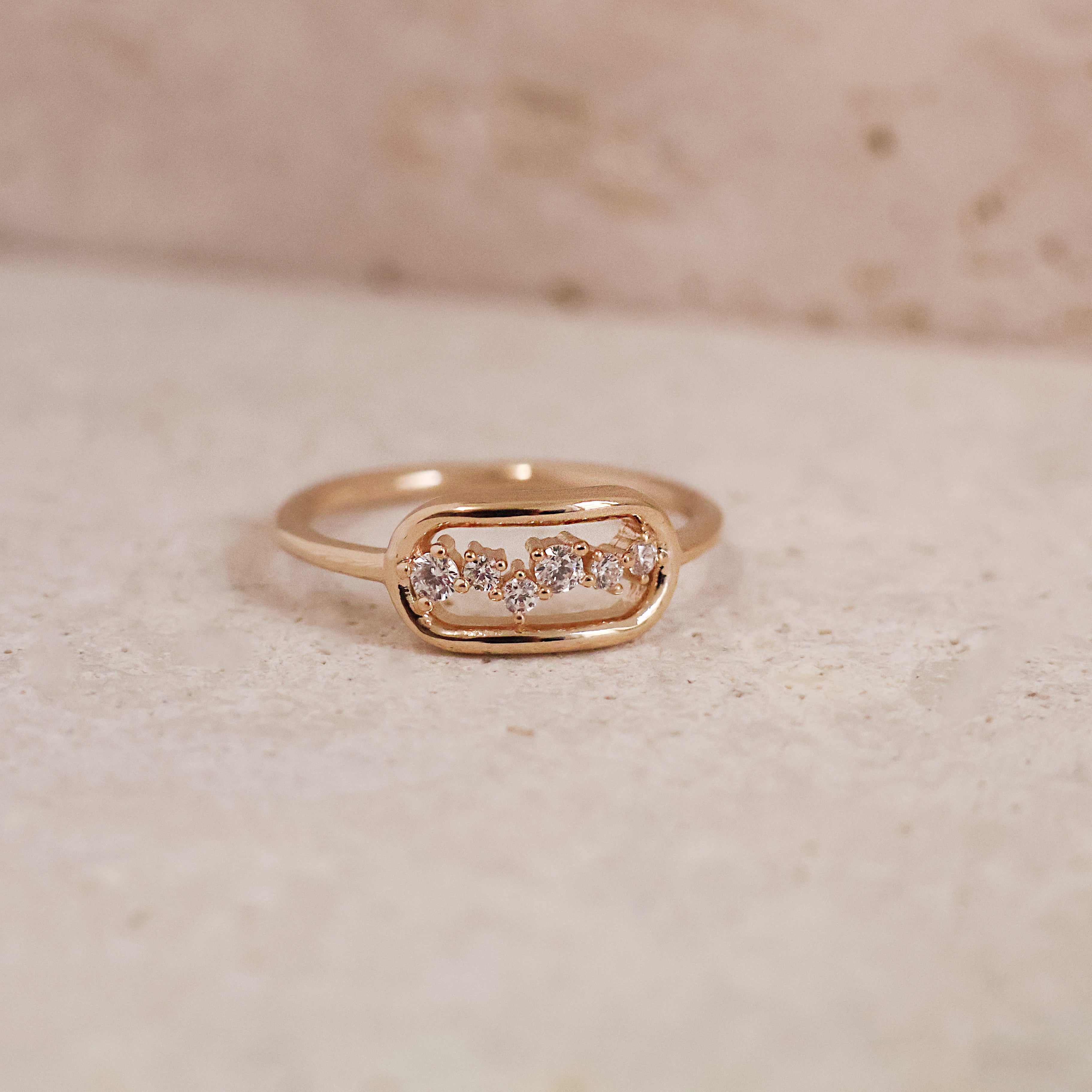 Bague Olivia en plaqué or 18K, motifs stellaires, oxydes de zirconium, bijou raffiné et scintillant Joyamada.