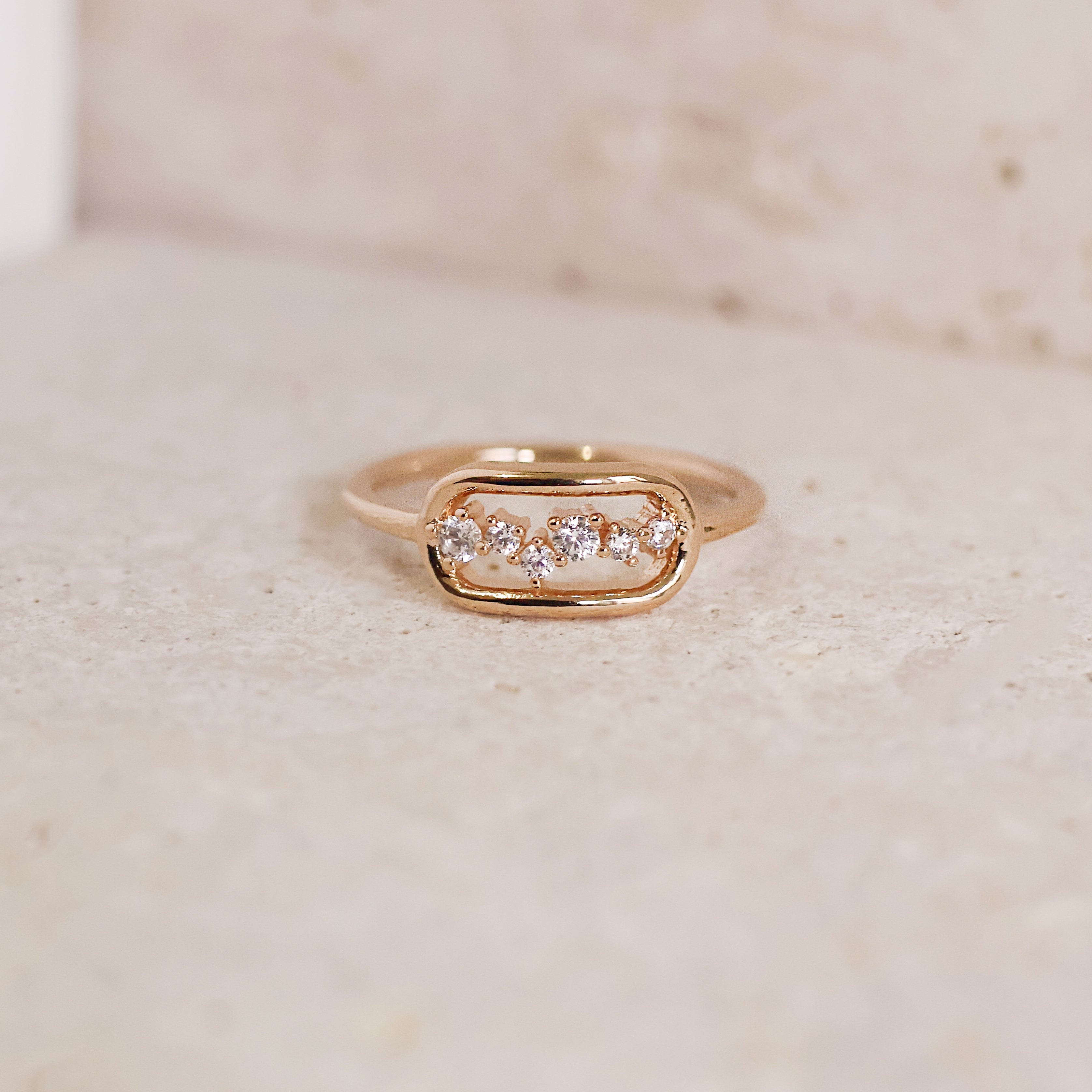 Bague Olivia en plaqué or 18K, motifs stellaires, oxydes de zirconium, bijou raffiné et scintillant Joyamada.