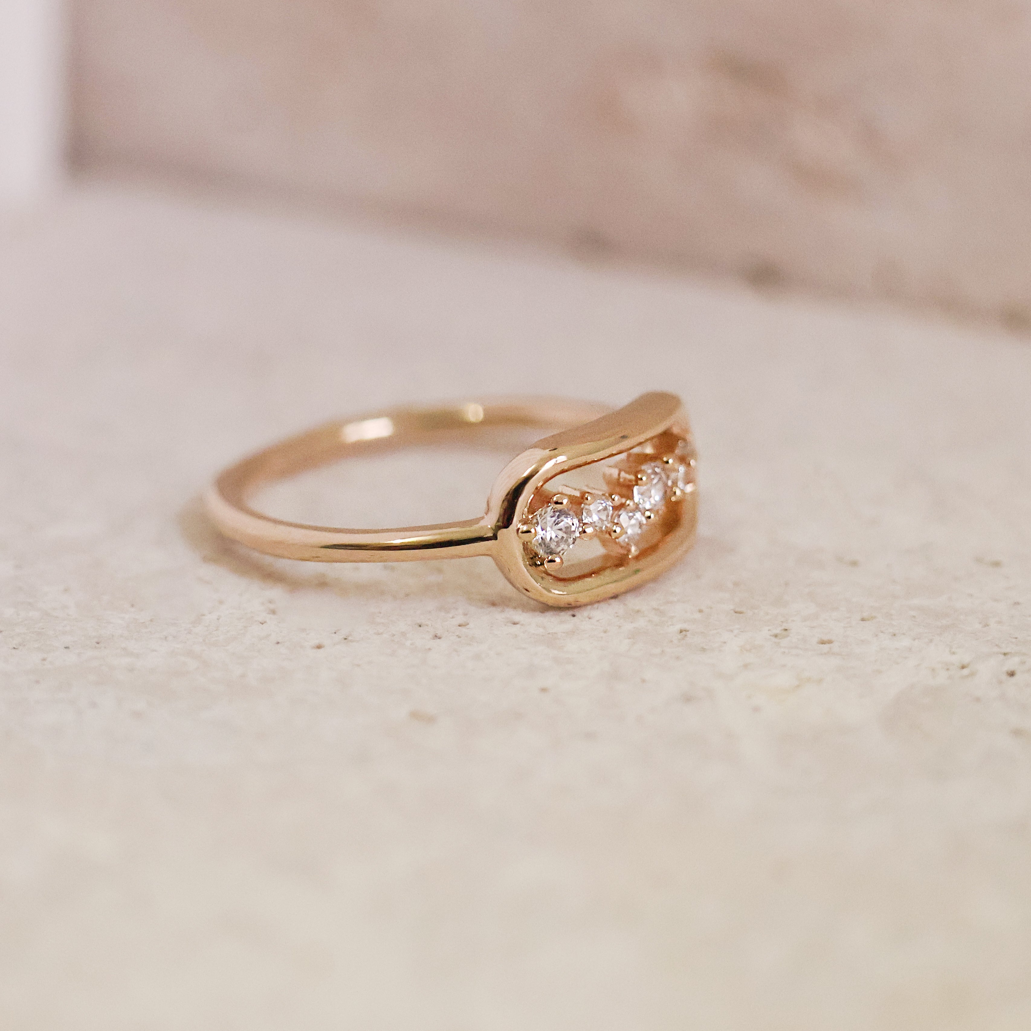 Bague Olivia en plaqué or 18K, motifs stellaires, oxydes de zirconium, bijou raffiné et scintillant Joyamada.