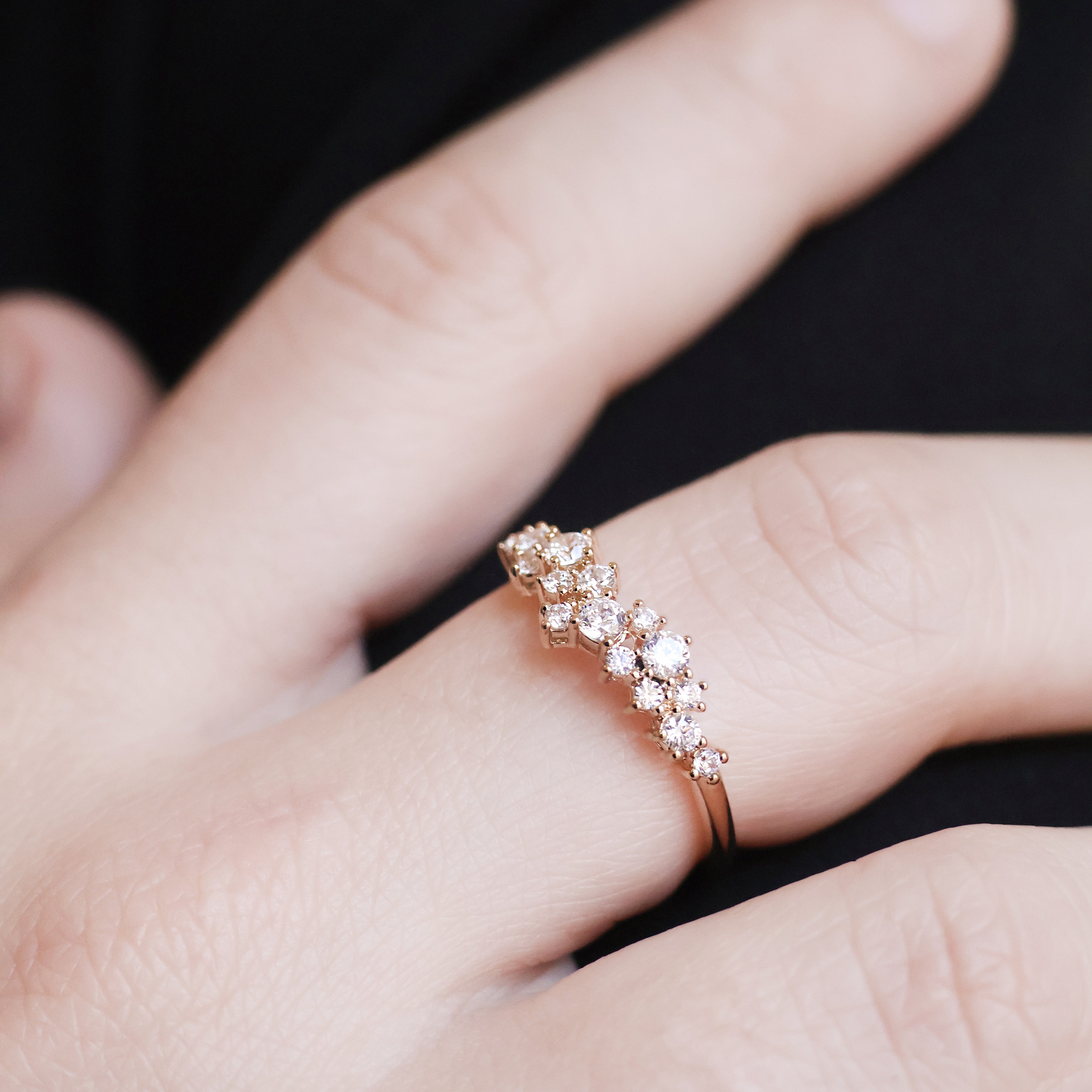 Bague Quira en plaqué or 18K, design romantique, oxydes de zirconium, bijou raffiné et élégant Joyamada.