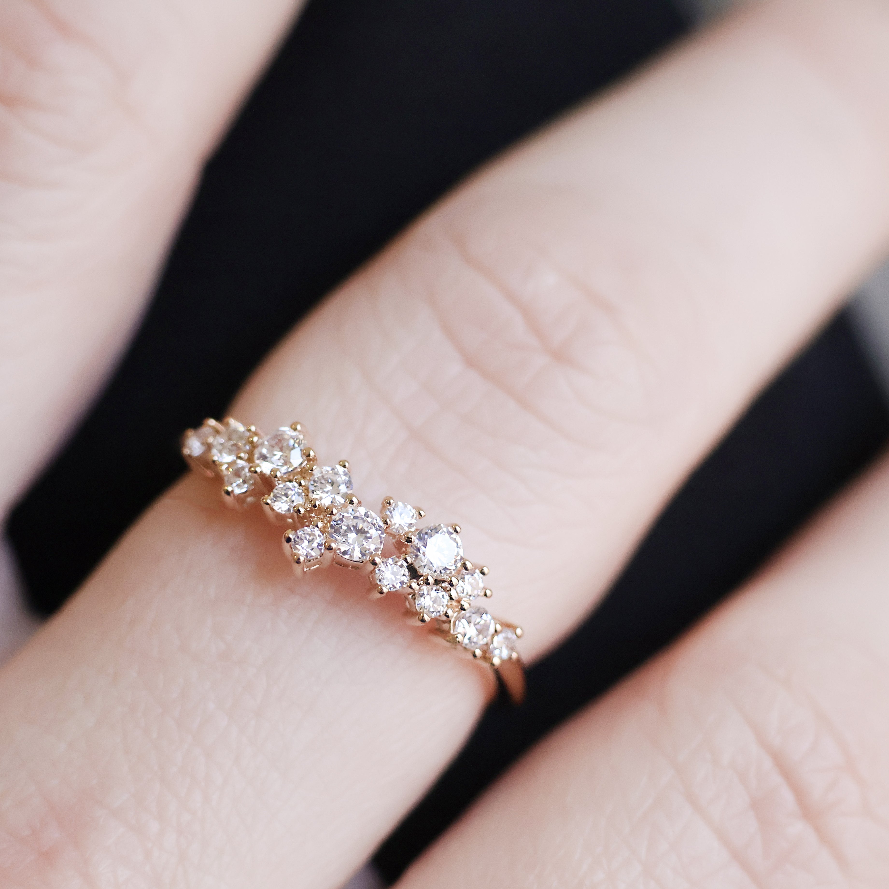 Bague Quira en plaqué or 18K, design romantique, oxydes de zirconium, bijou raffiné et élégant Joyamada.