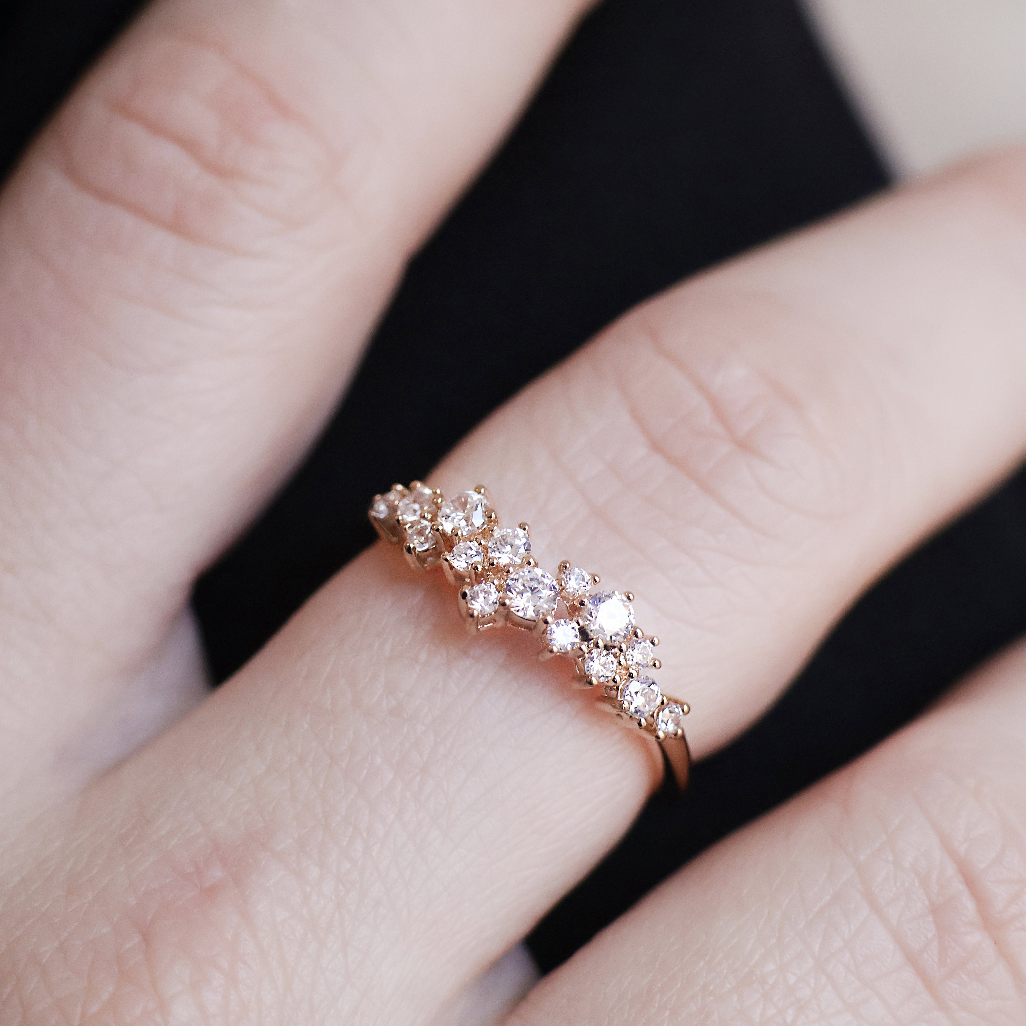 Bague Quira en plaqué or 18K, design romantique, oxydes de zirconium, bijou raffiné et élégant Joyamada.