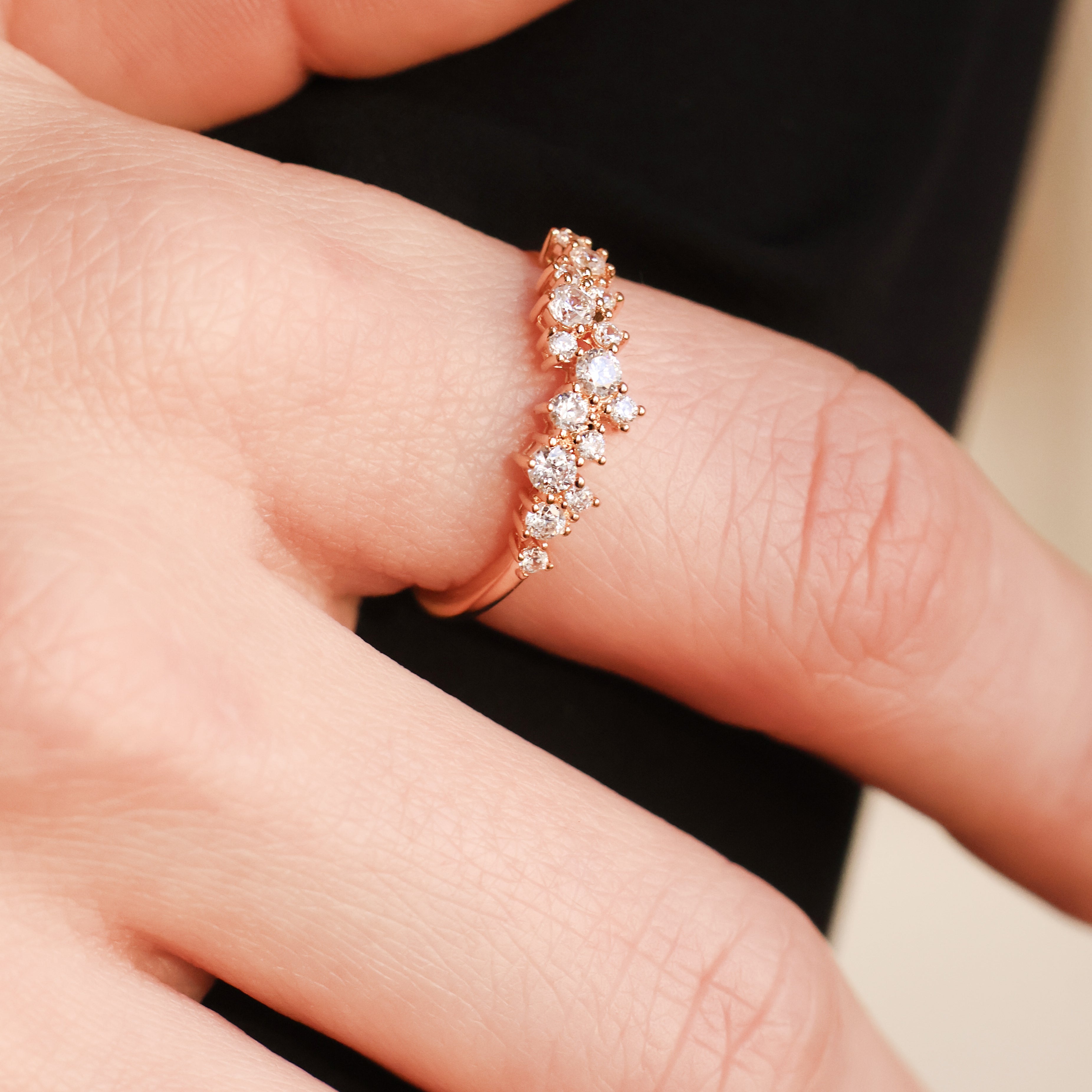 Bague Quira en plaqué or 18K, design romantique, oxydes de zirconium, bijou raffiné et élégant Joyamada.