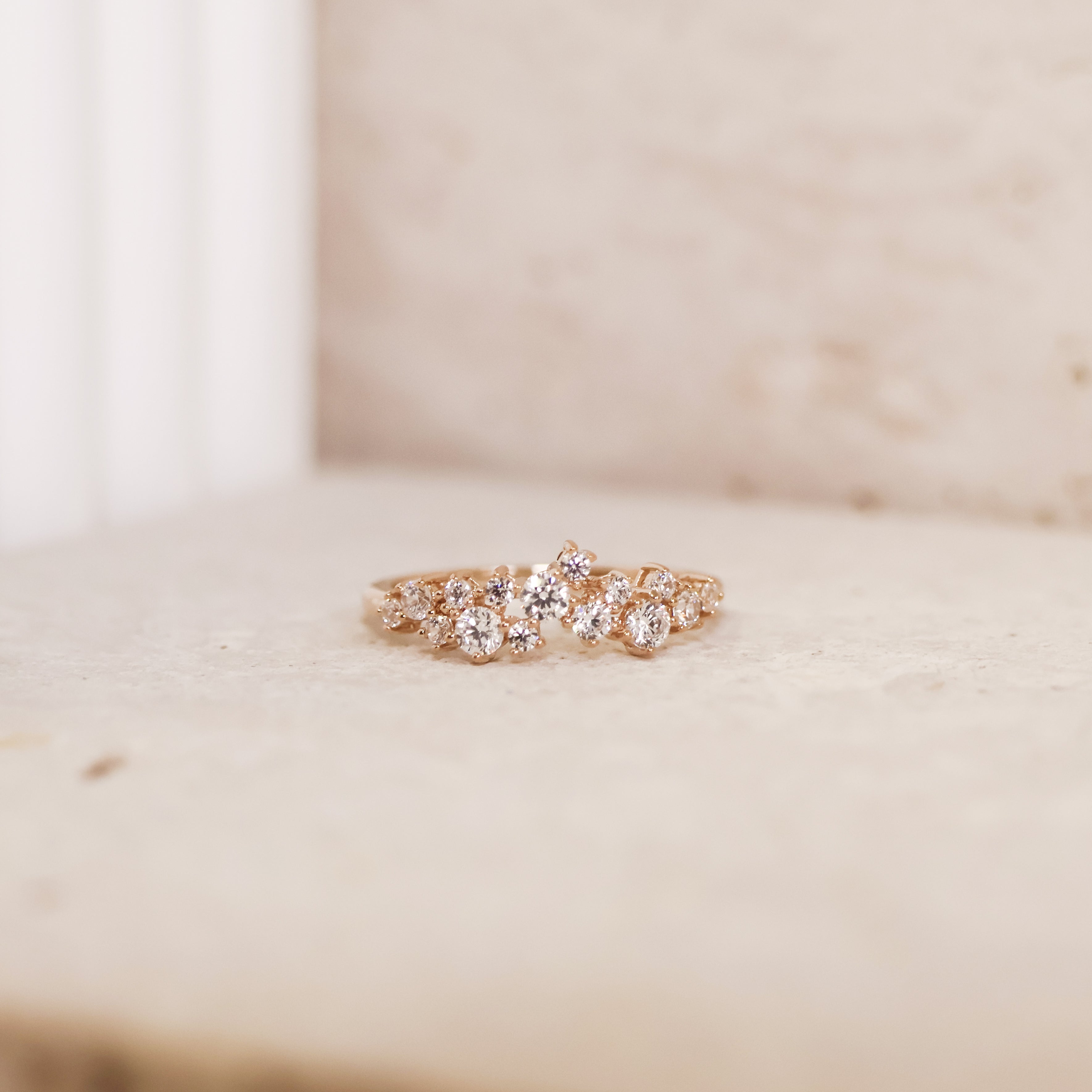 Bague Quira en plaqué or 18K, design romantique, oxydes de zirconium, bijou raffiné et élégant Joyamada.