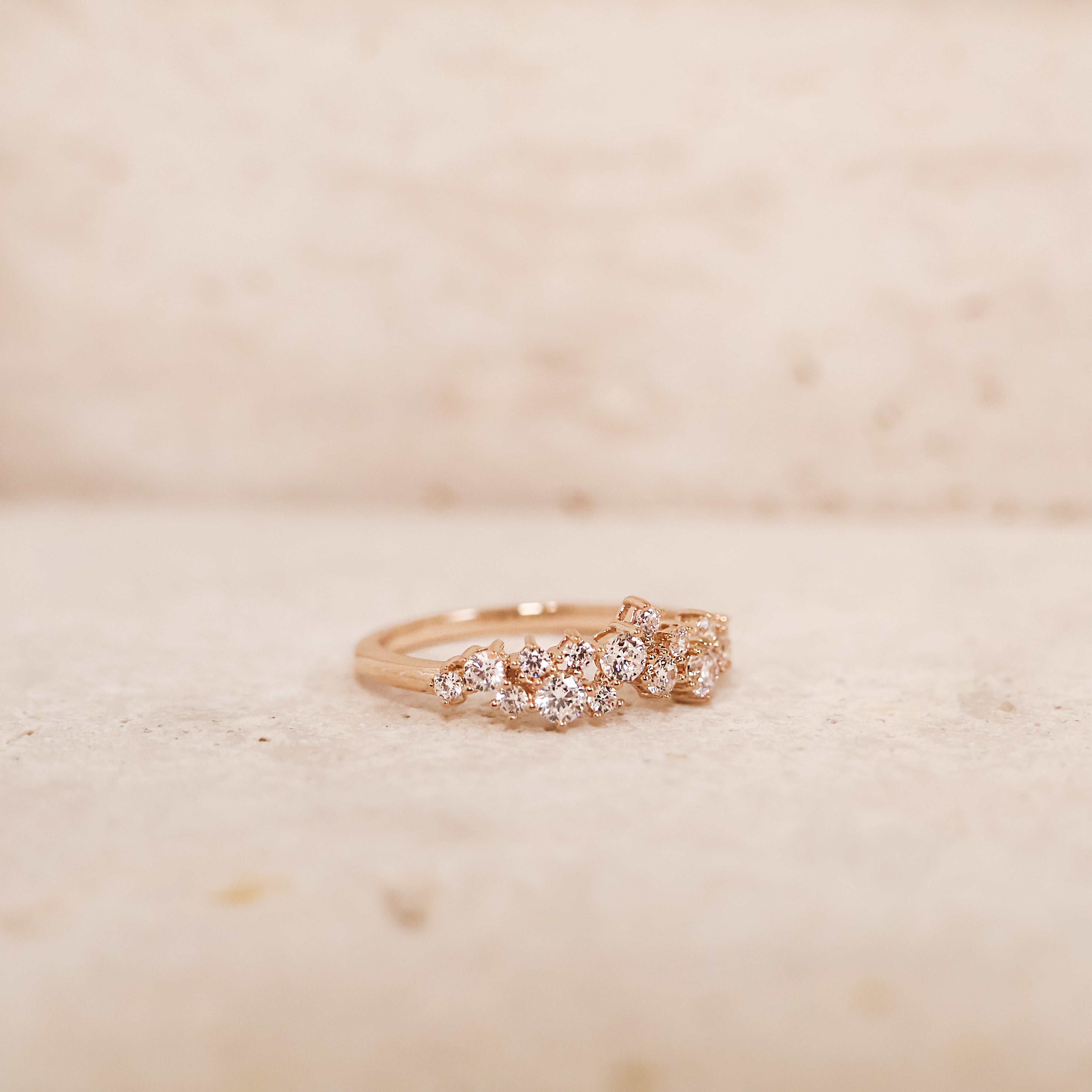 Bague Quira en plaqué or 18K, design romantique, oxydes de zirconium, bijou raffiné et élégant Joyamada.
