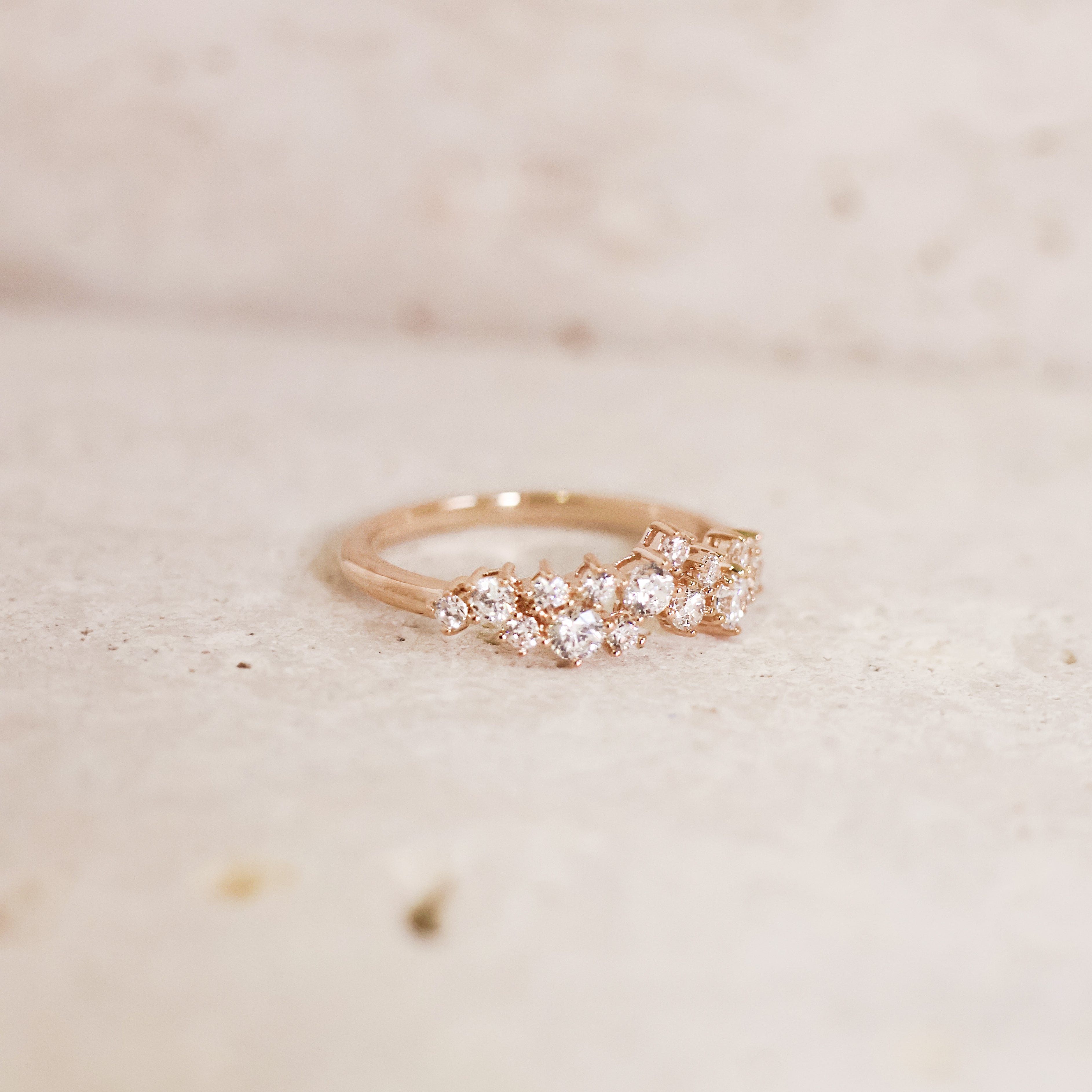 Bague Quira en plaqué or 18K, design romantique, oxydes de zirconium, bijou raffiné et élégant Joyamada.