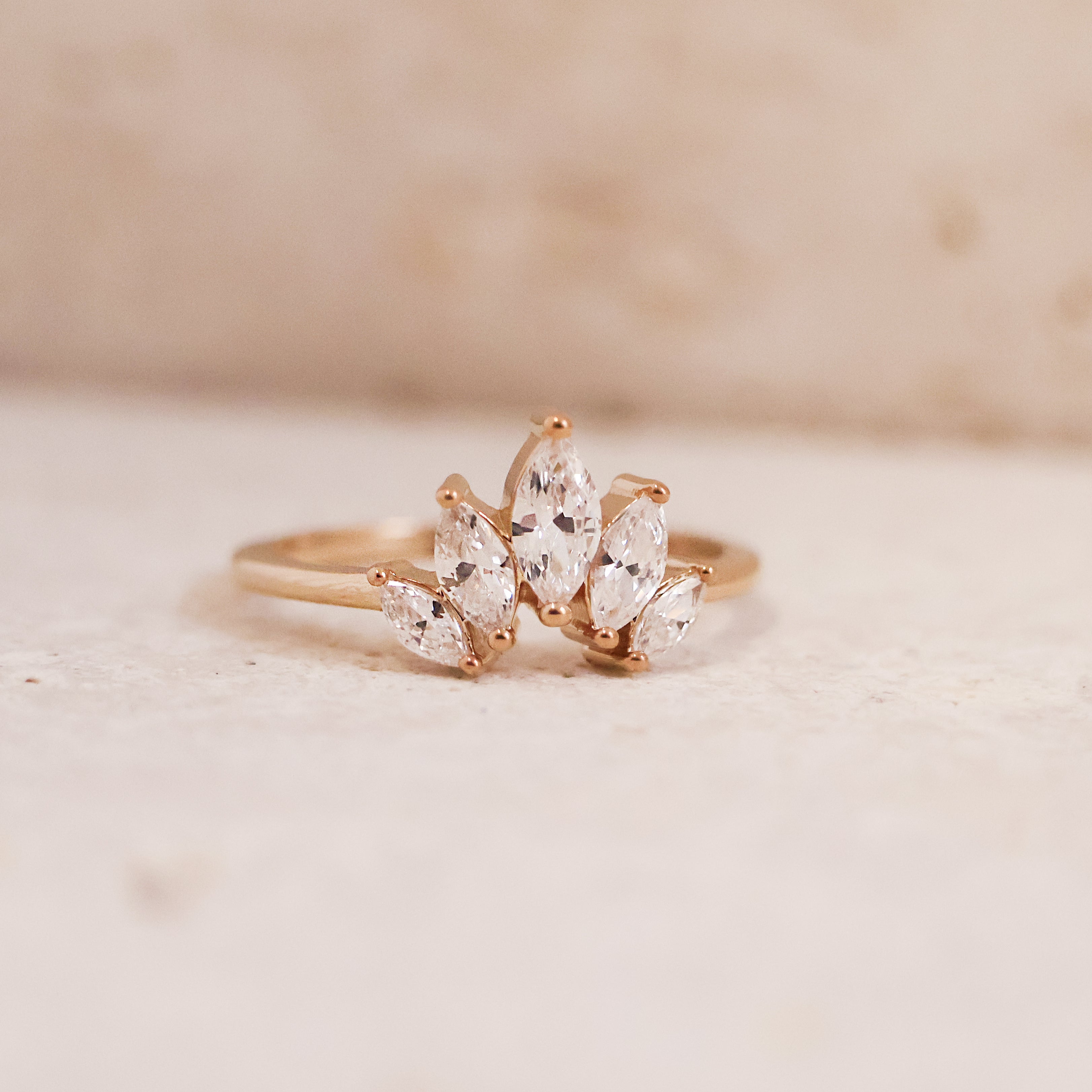 Bague Amanda en plaqué or 18K, oxydes de zirconium, bijou raffiné et féminin, élégant et éclatant Joyamada.