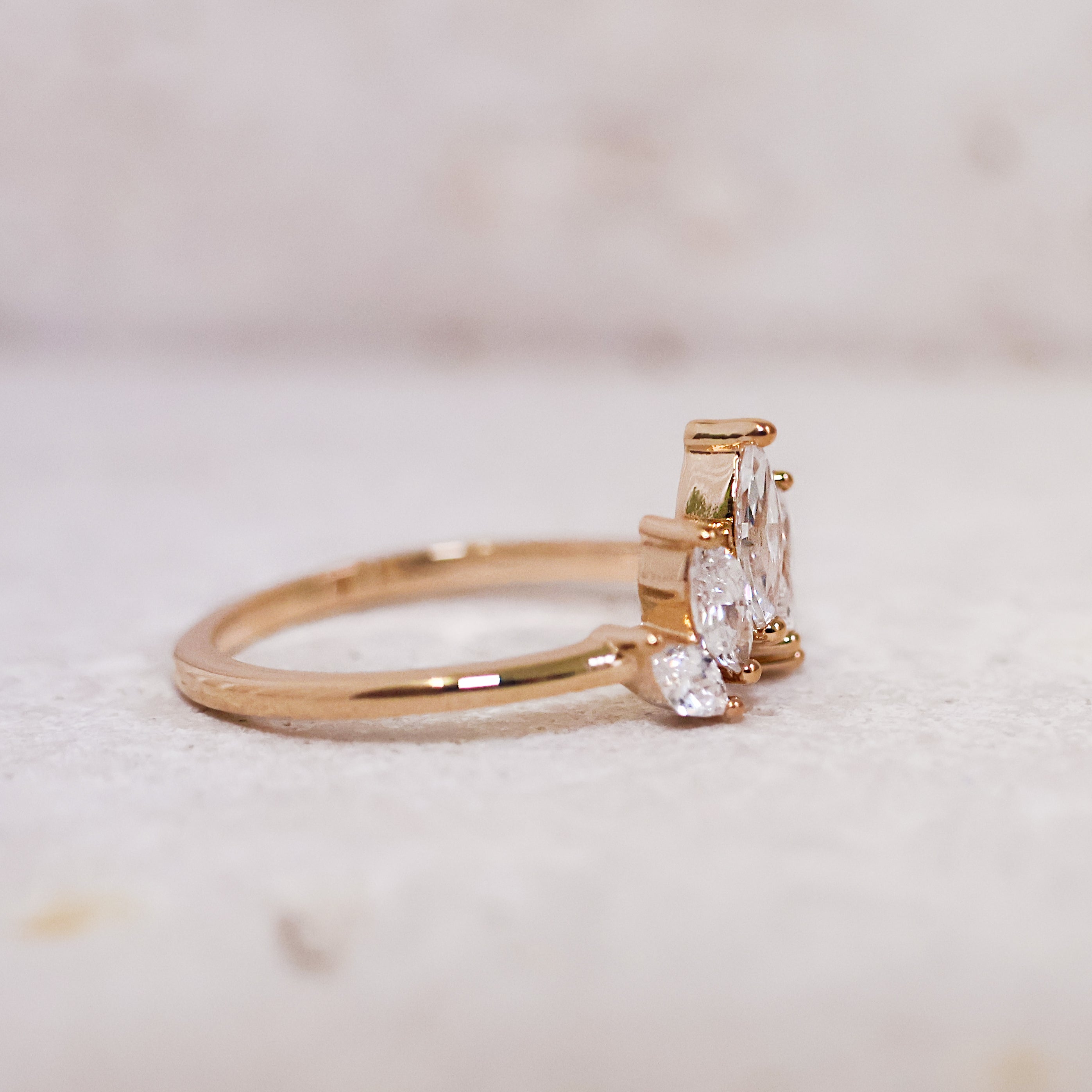 Bague Amanda en plaqué or 18K, oxydes de zirconium, bijou raffiné et féminin, élégant et éclatant Joyamada.