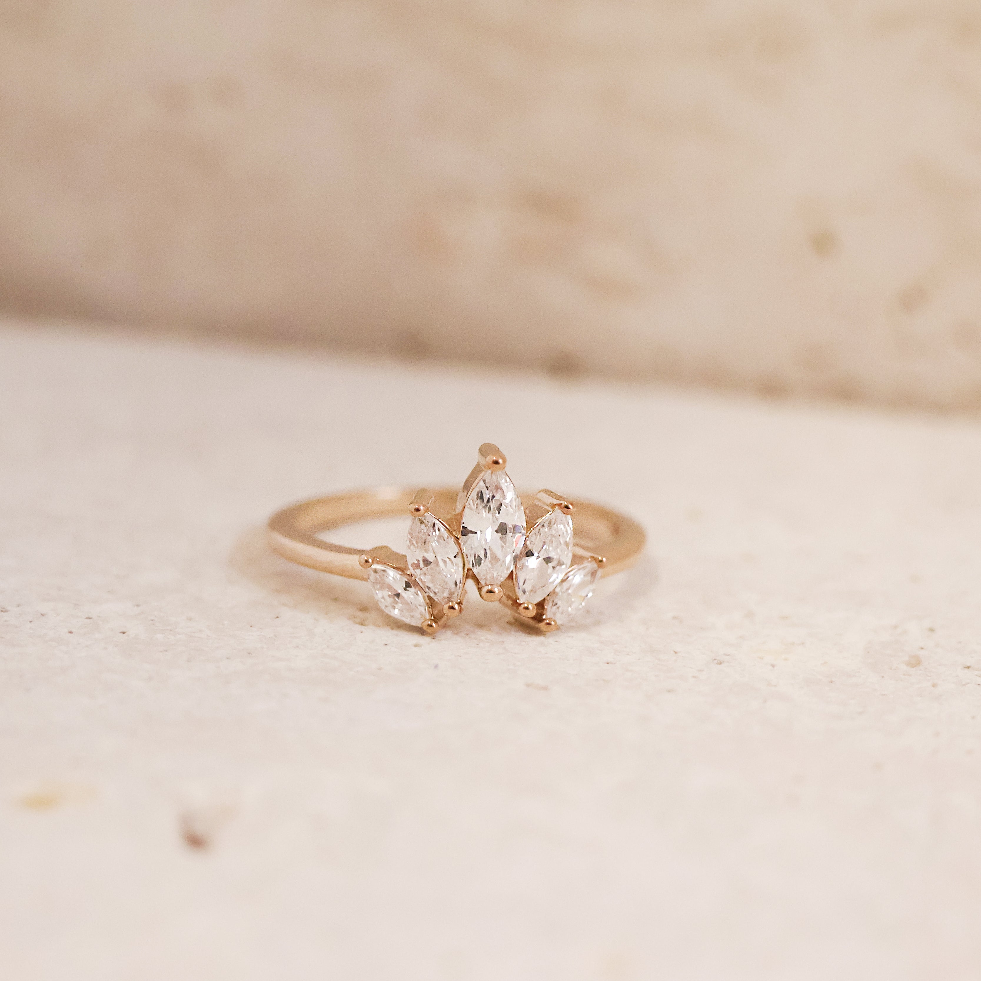 Bague Amanda en plaqué or 18K, oxydes de zirconium, bijou raffiné et féminin, élégant et éclatant Joyamada.