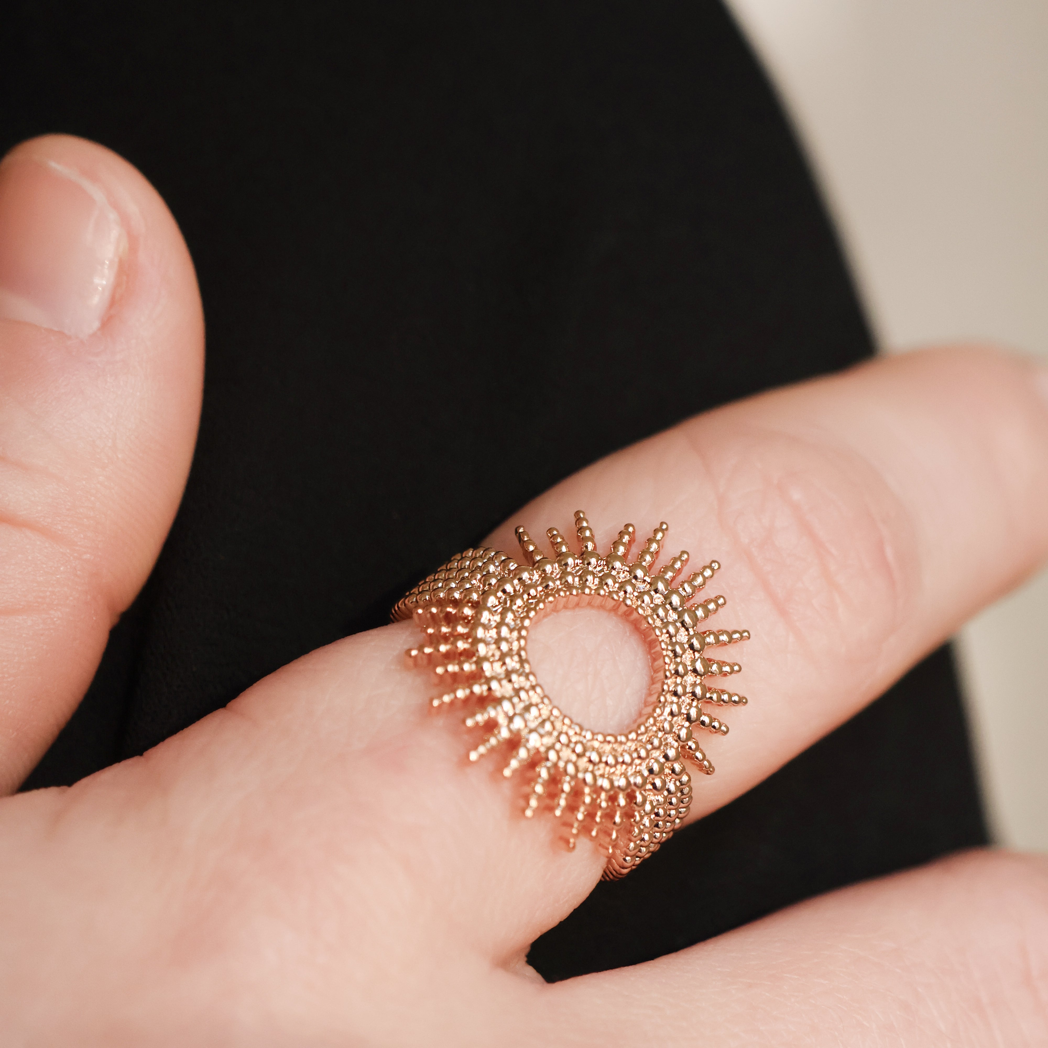 Bague Moanda en plaqué or 18K, design soleil, détails perlés, bijou élégant et lumineux Joyamada.