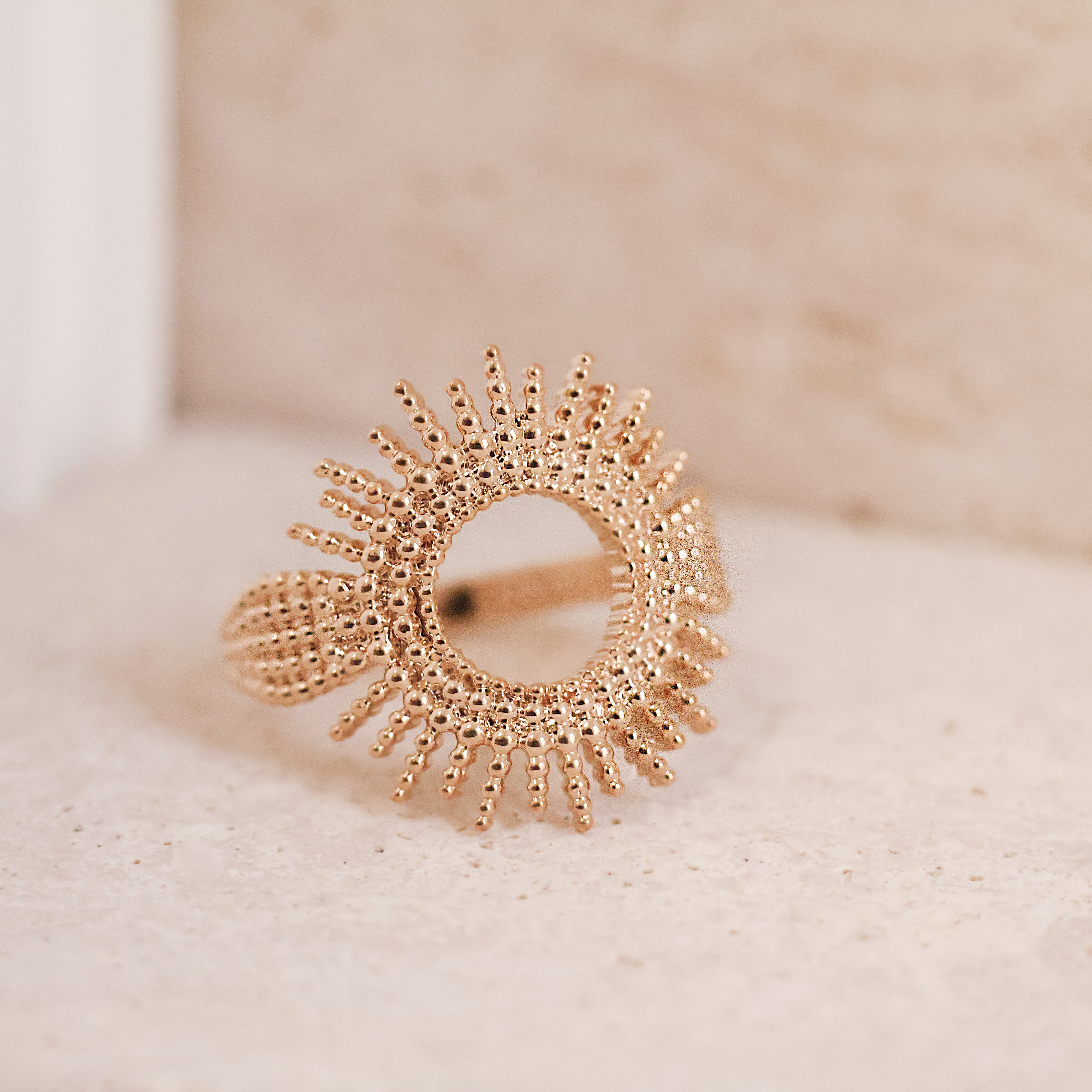 Bague Moanda en plaqué or 18K, design soleil, détails perlés, bijou élégant et lumineux Joyamada.