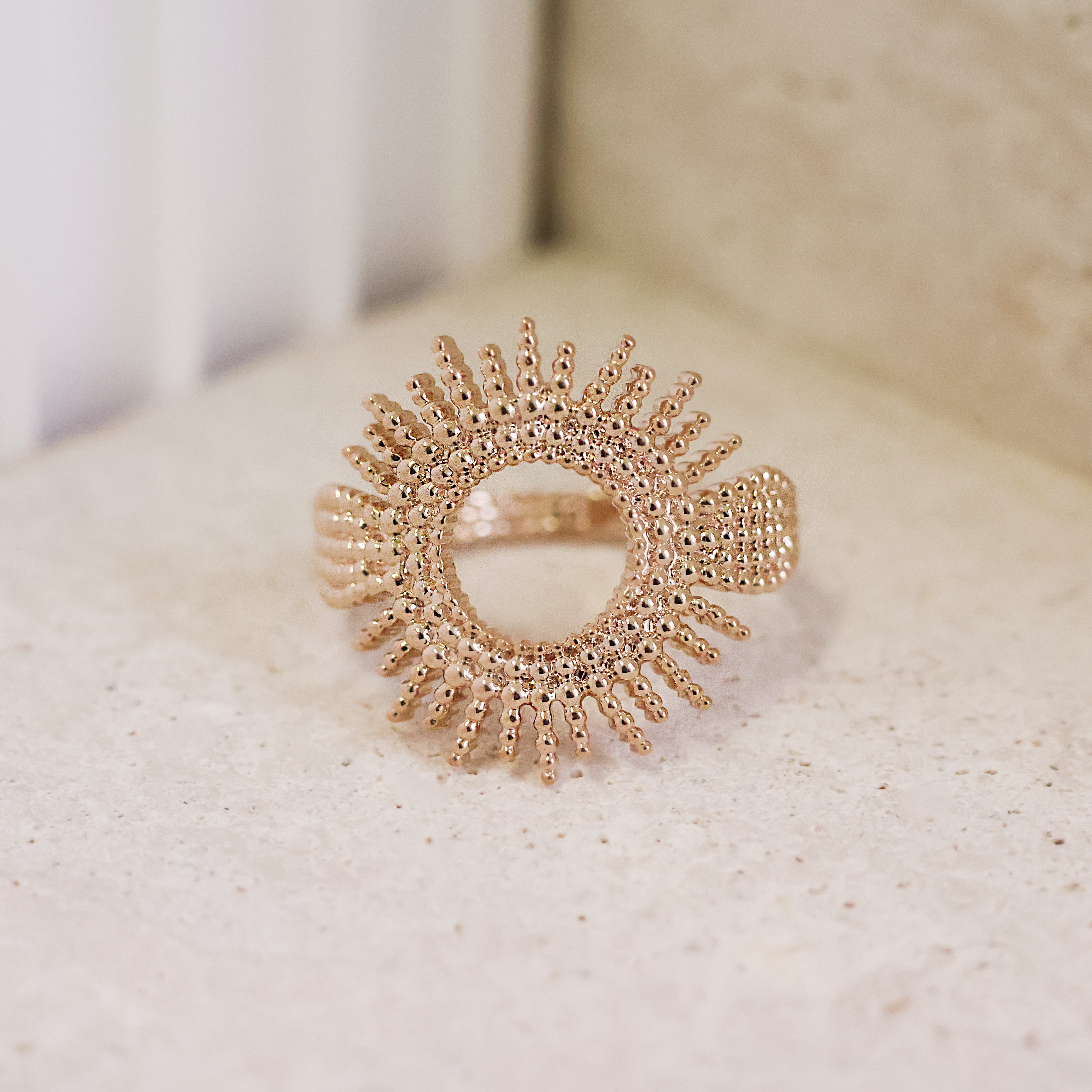 Bague Moanda en plaqué or 18K, design soleil, détails perlés, bijou élégant et lumineux Joyamada.