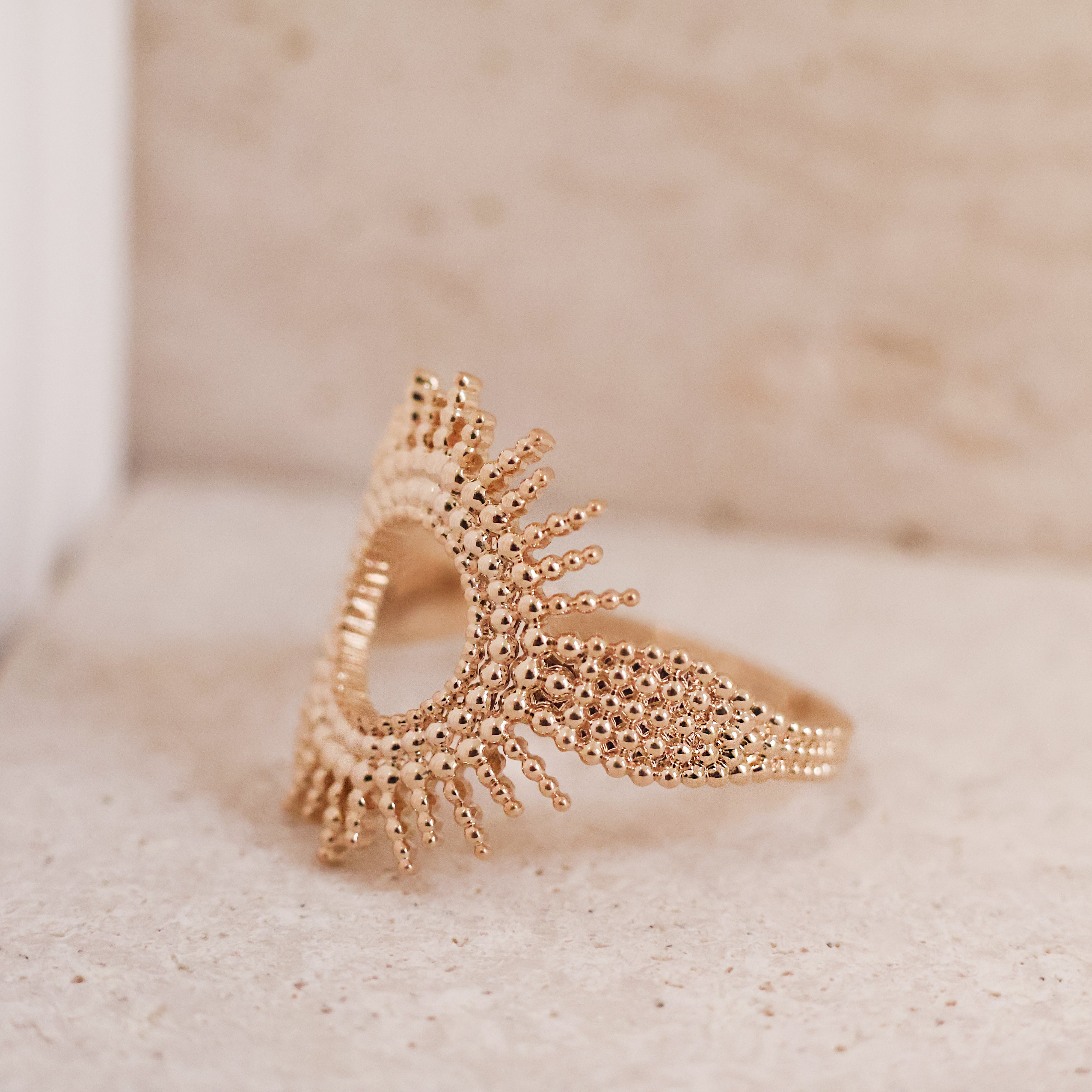 Bague Moanda en plaqué or 18K, design soleil, détails perlés, bijou élégant et lumineux Joyamada.