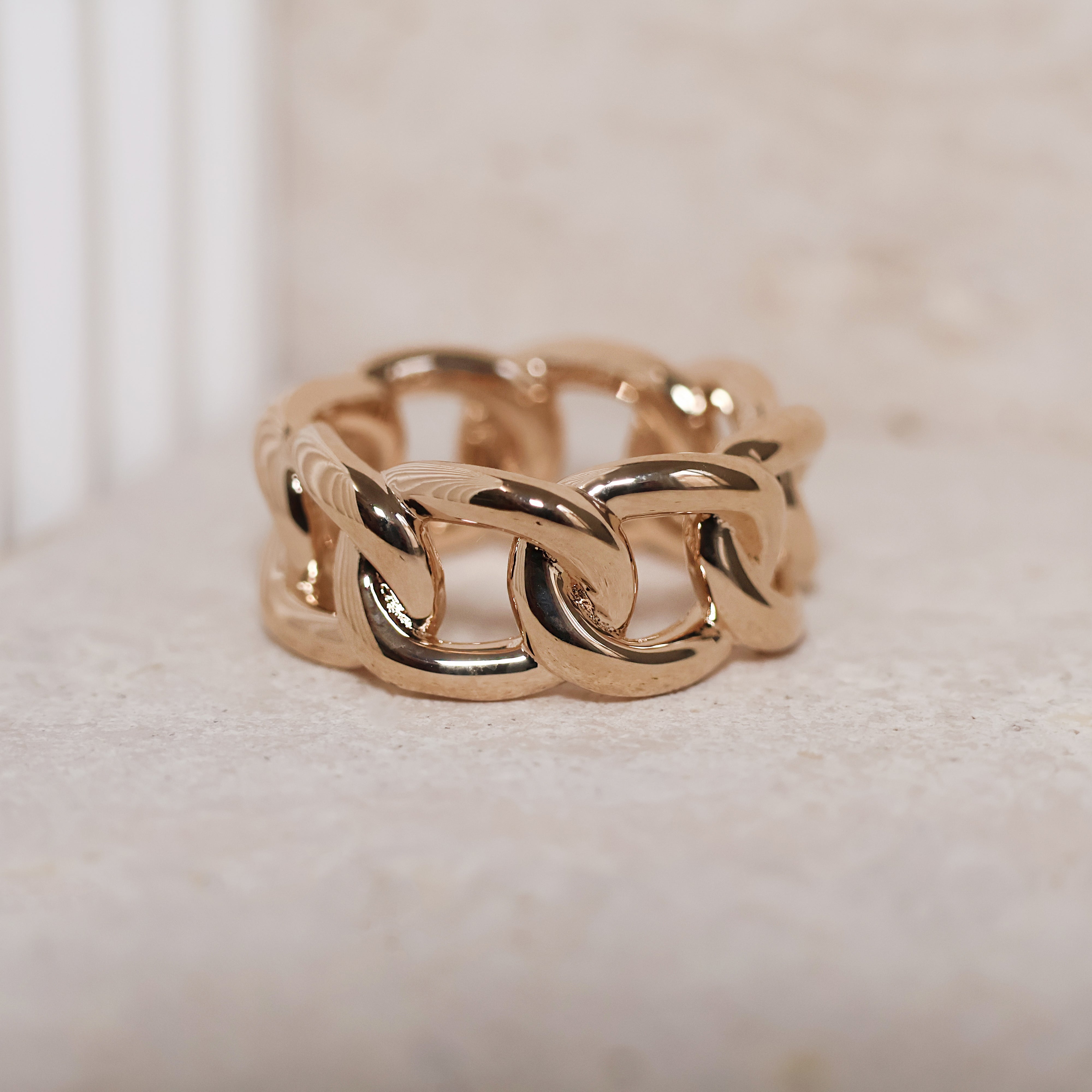 Bague Kim en plaqué or 18K, design chaîne, bijou audacieux, moderne et intemporel Joyamada.