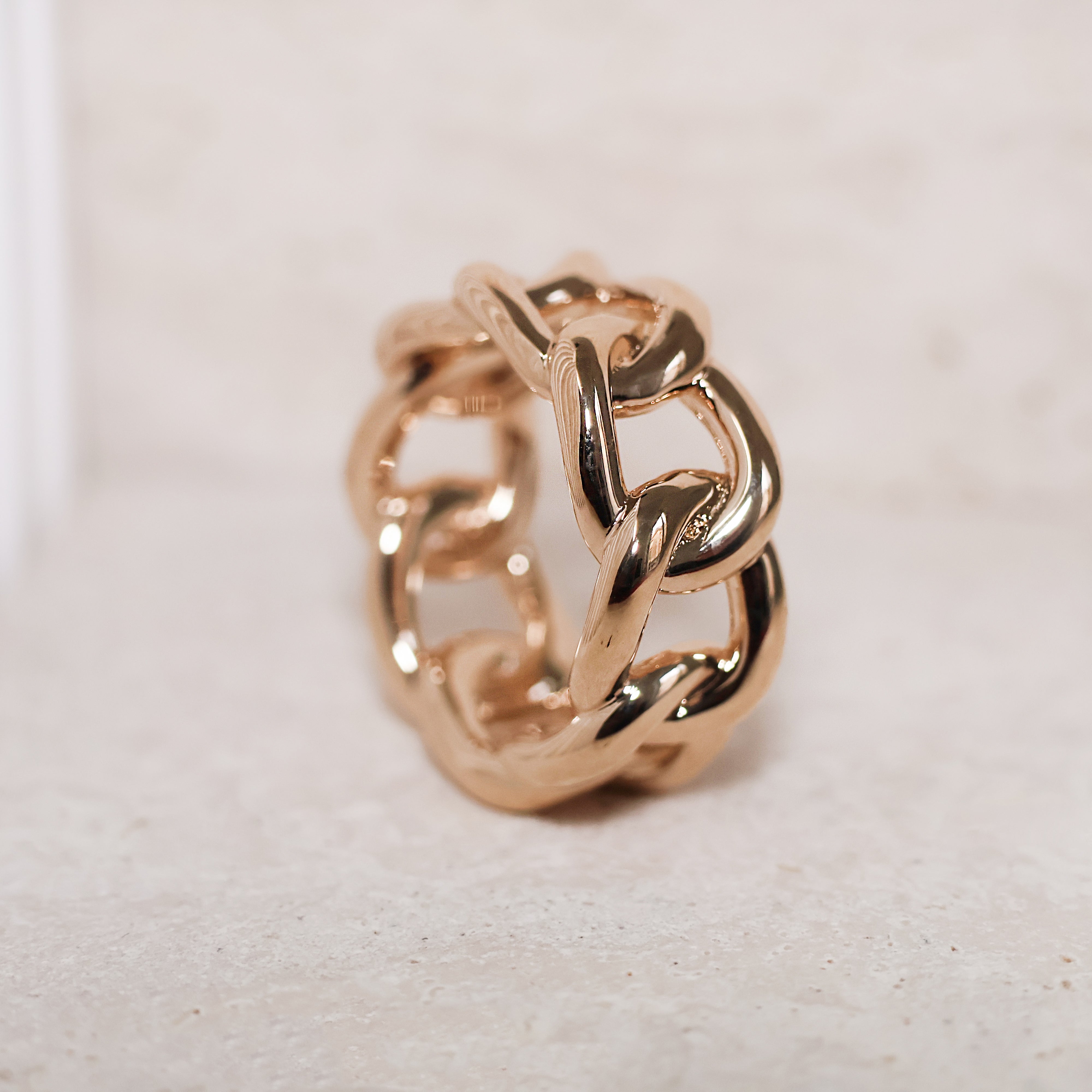 Bague Kim en plaqué or 18K, design chaîne, bijou audacieux, moderne et intemporel Joyamada.