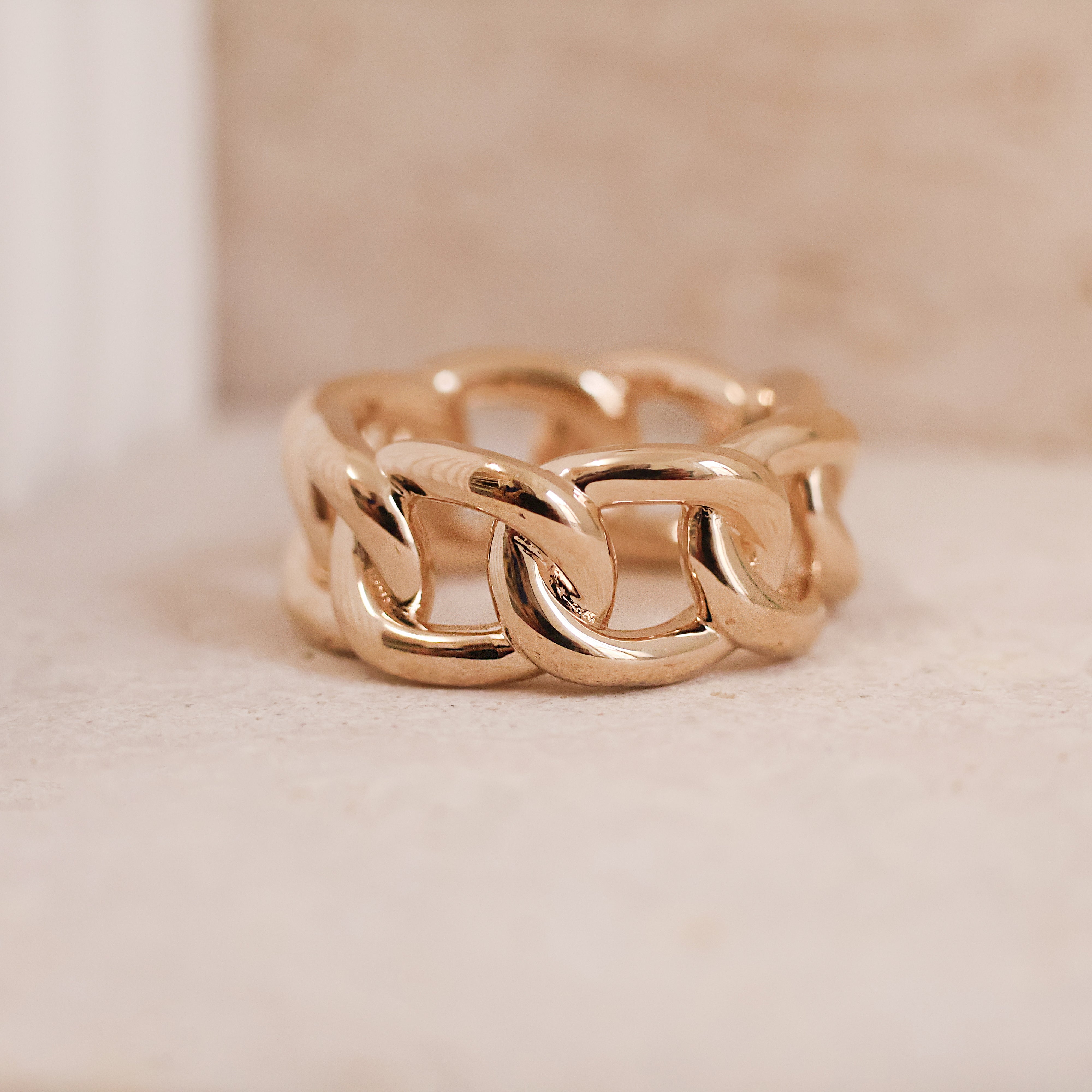 Bague Kim en plaqué or 18K, design chaîne, bijou audacieux, moderne et intemporel Joyamada.