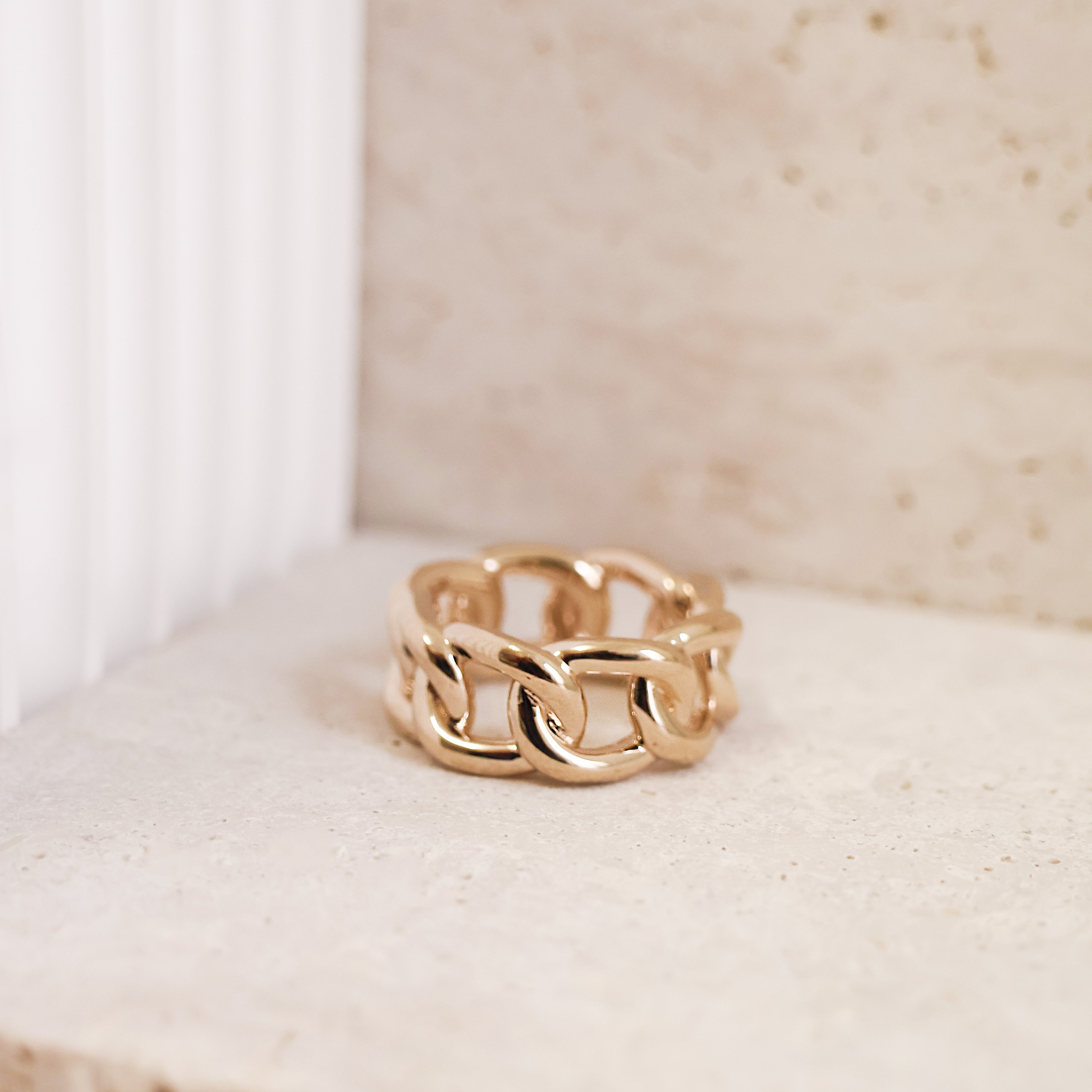 Bague Kim en plaqué or 18K, design chaîne, bijou audacieux, moderne et intemporel Joyamada.