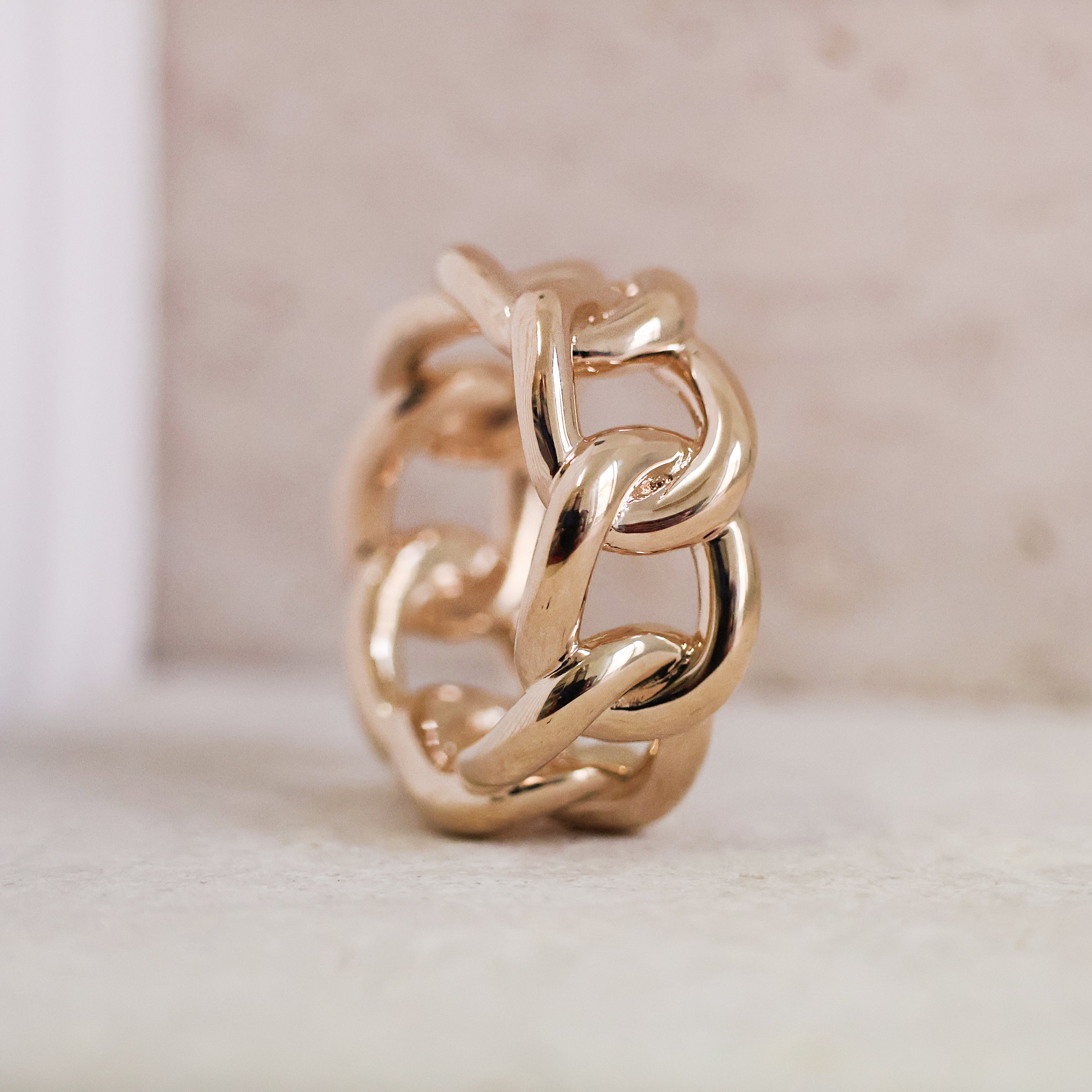 Bague Kim en plaqué or 18K, design chaîne, bijou audacieux, moderne et intemporel Joyamada.