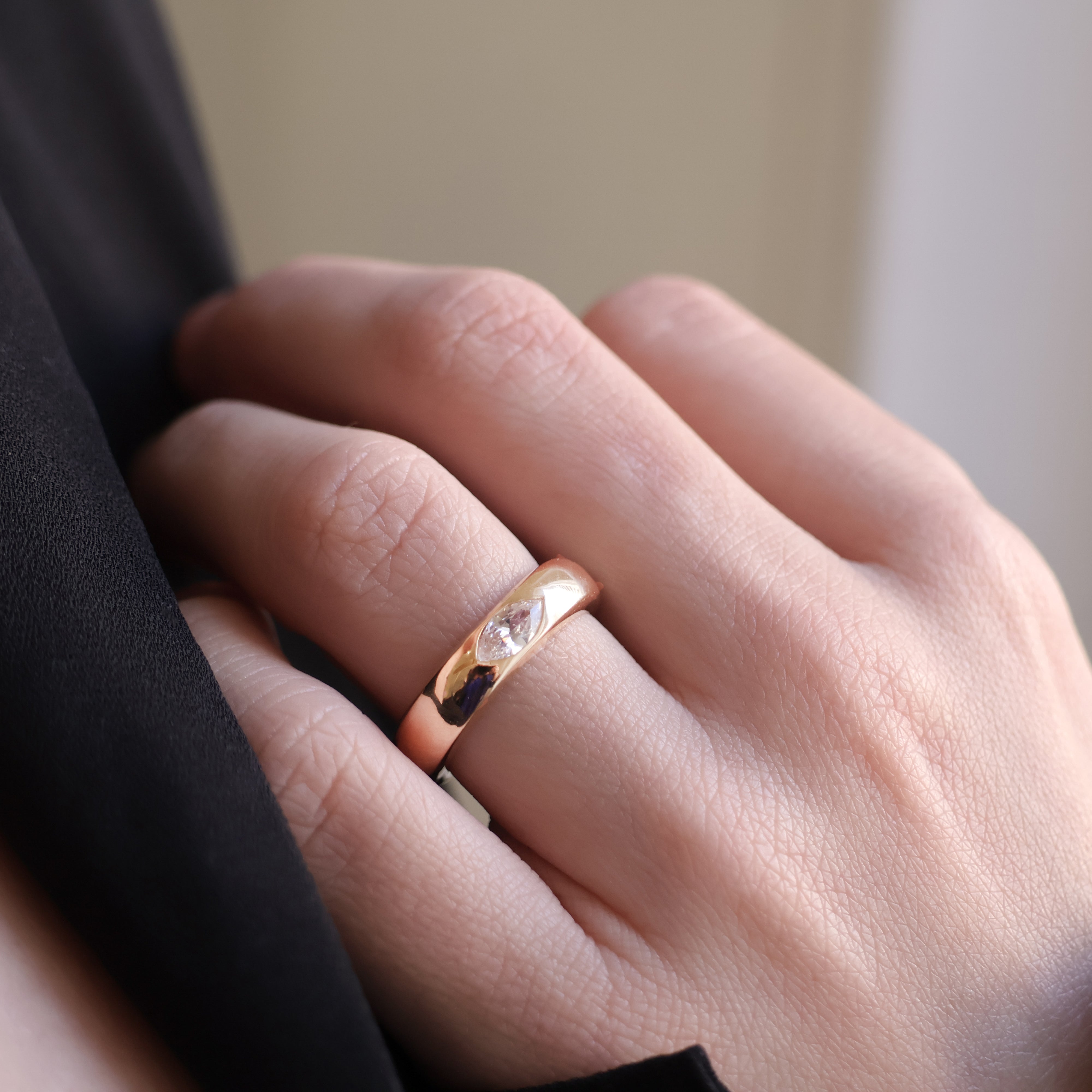 Bague Valeska en plaqué or 18K, oxyde de zirconium marquise, design épuré, bijou raffiné et intemporel Joyamada.