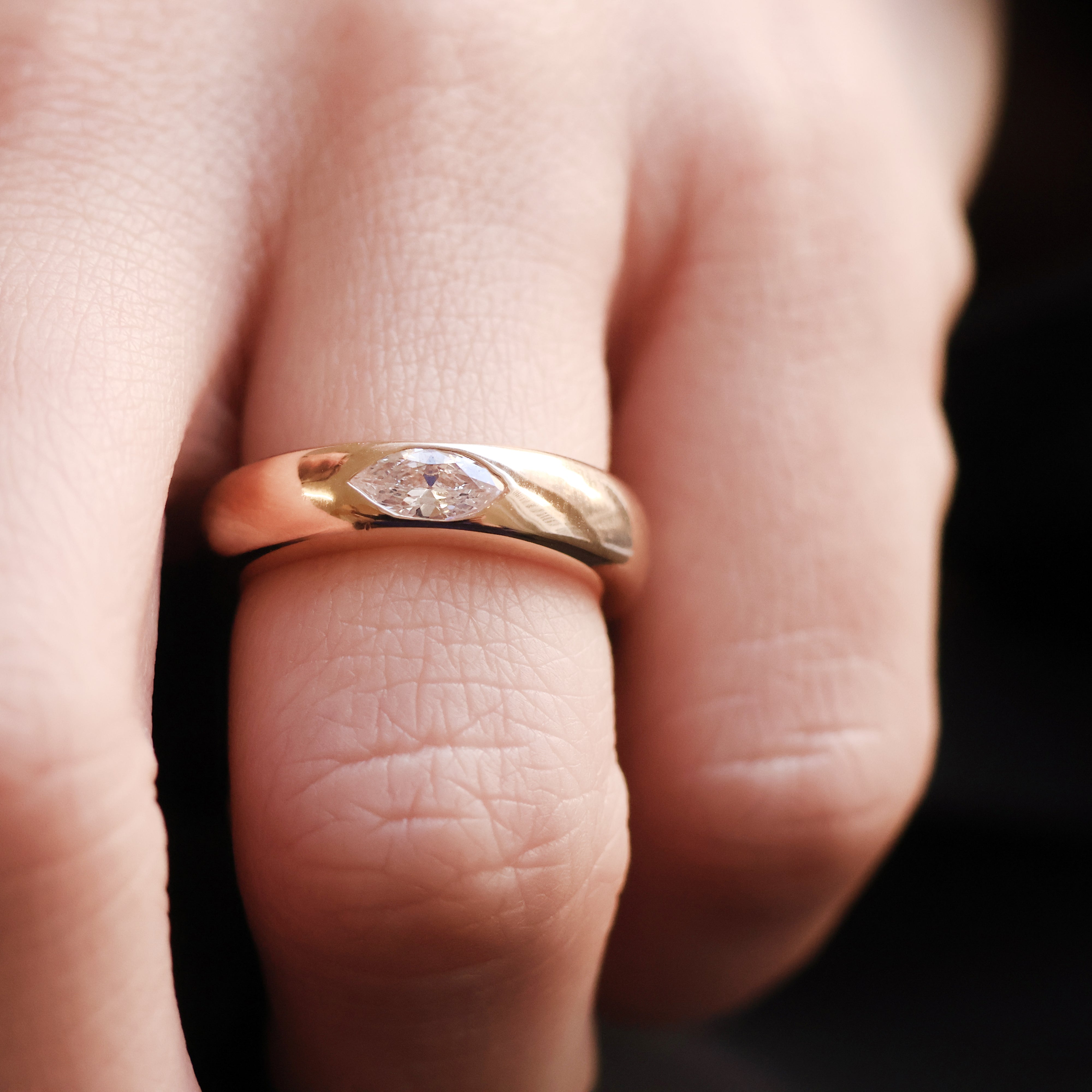 Bague Valeska en plaqué or 18K, oxyde de zirconium marquise, design épuré, bijou raffiné et intemporel Joyamada.