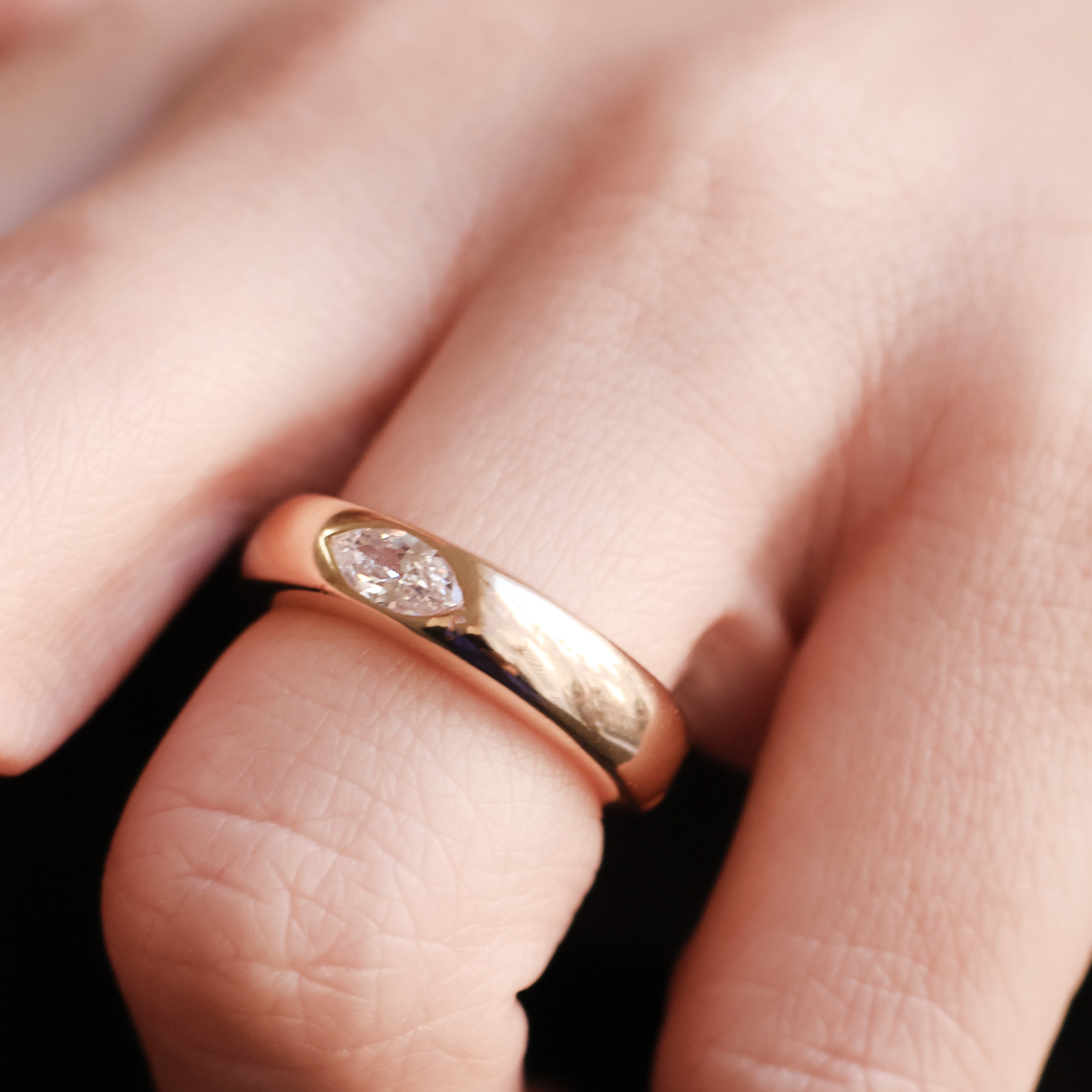 Bague Valeska en plaqué or 18K, oxyde de zirconium marquise, design épuré, bijou raffiné et intemporel Joyamada.