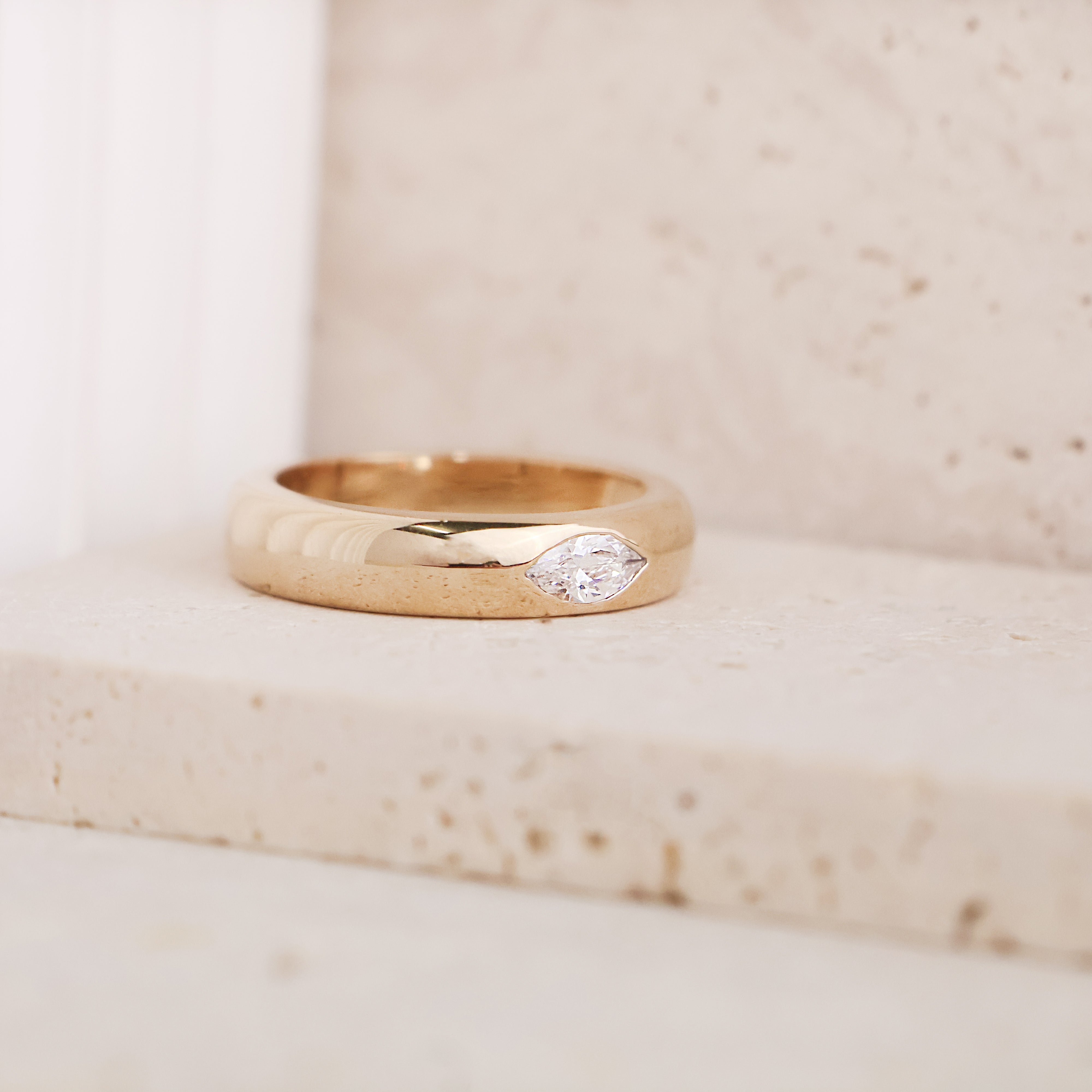 Bague Valeska en plaqué or 18K, oxyde de zirconium marquise, design épuré, bijou raffiné et intemporel Joyamada.