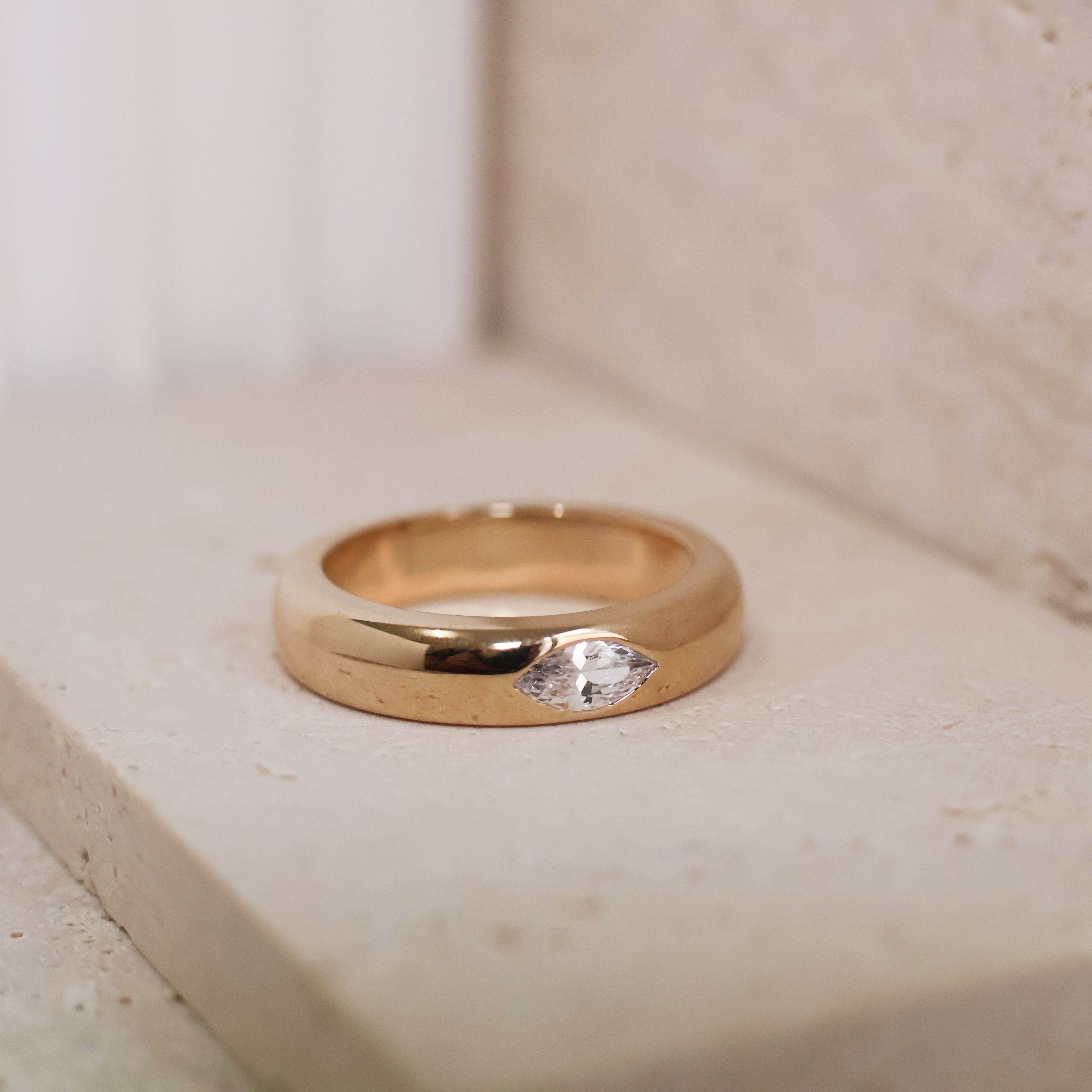 Bague Valeska en plaqué or 18K, oxyde de zirconium marquise, design épuré, bijou raffiné et intemporel Joyamada.