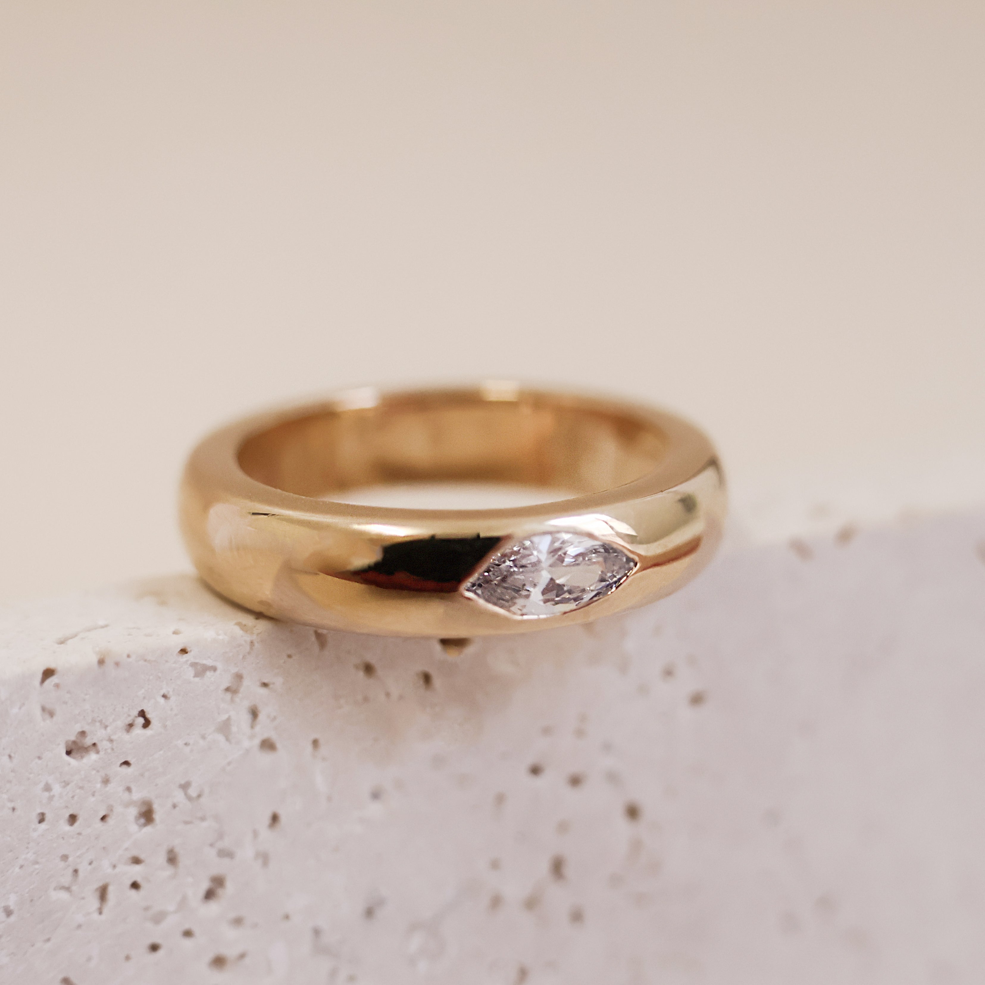 Bague Valeska en plaqué or 18K, oxyde de zirconium marquise, design épuré, bijou raffiné et intemporel Joyamada.