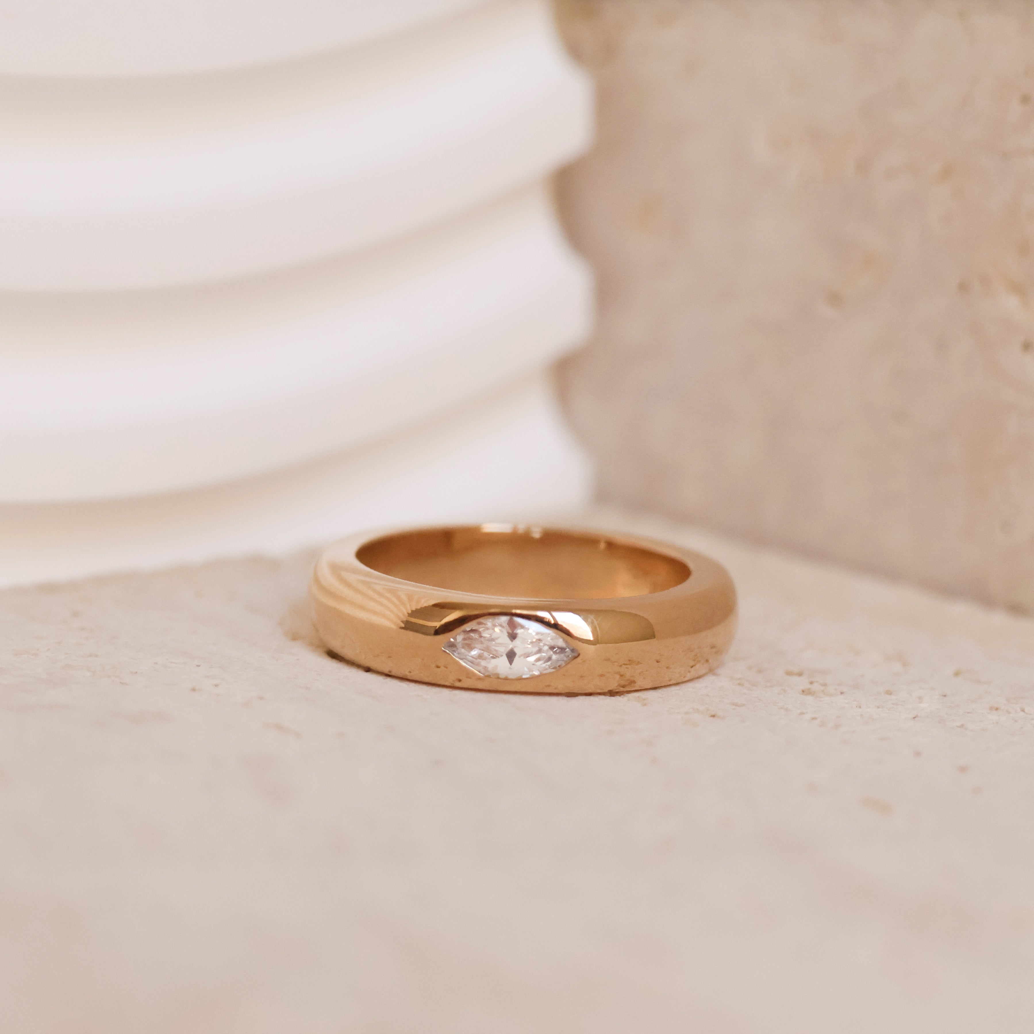 Bague Valeska en plaqué or 18K, oxyde de zirconium marquise, design épuré, bijou raffiné et intemporel Joyamada.