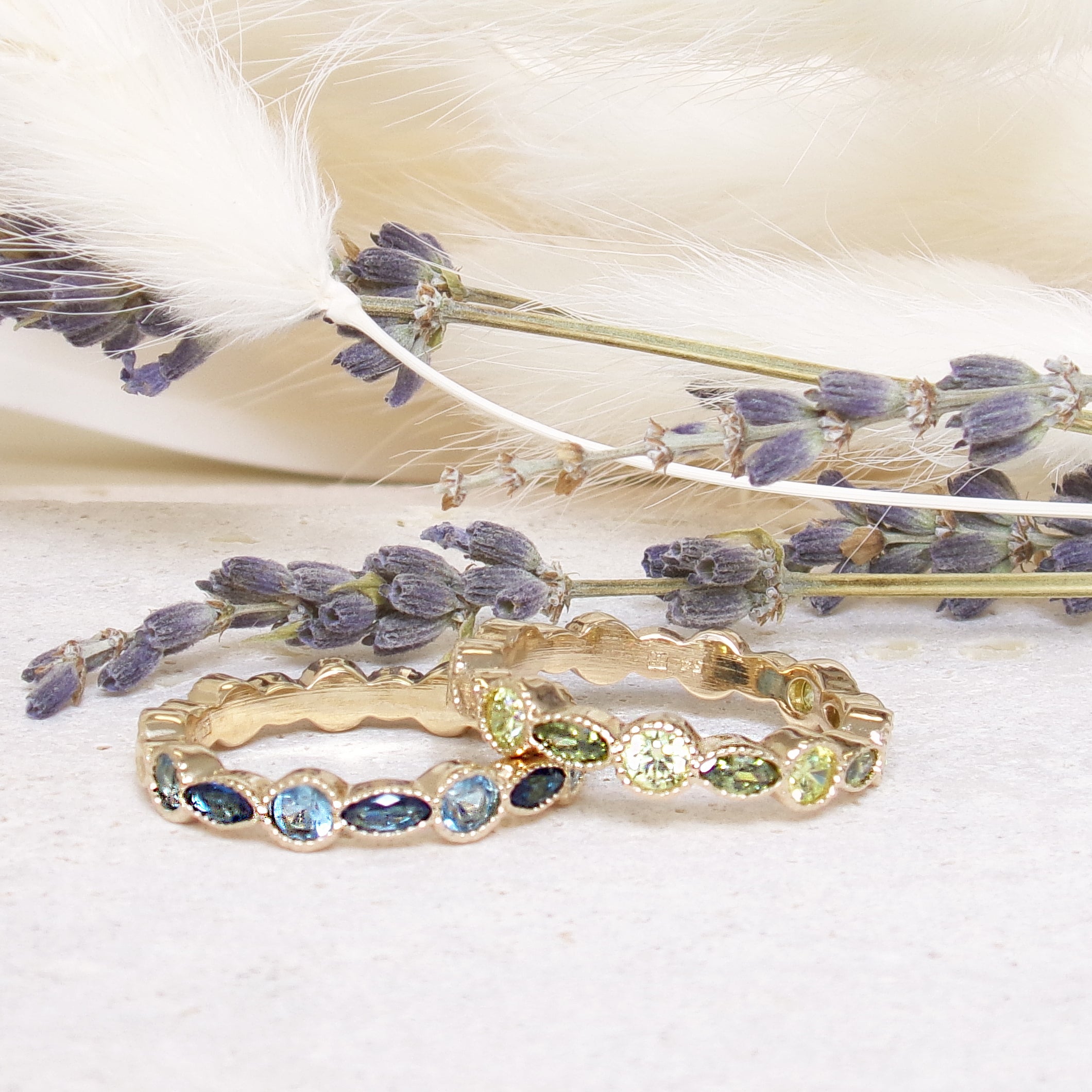 Bague fine Nayasa maillons ovales oxydes verts plaqué or