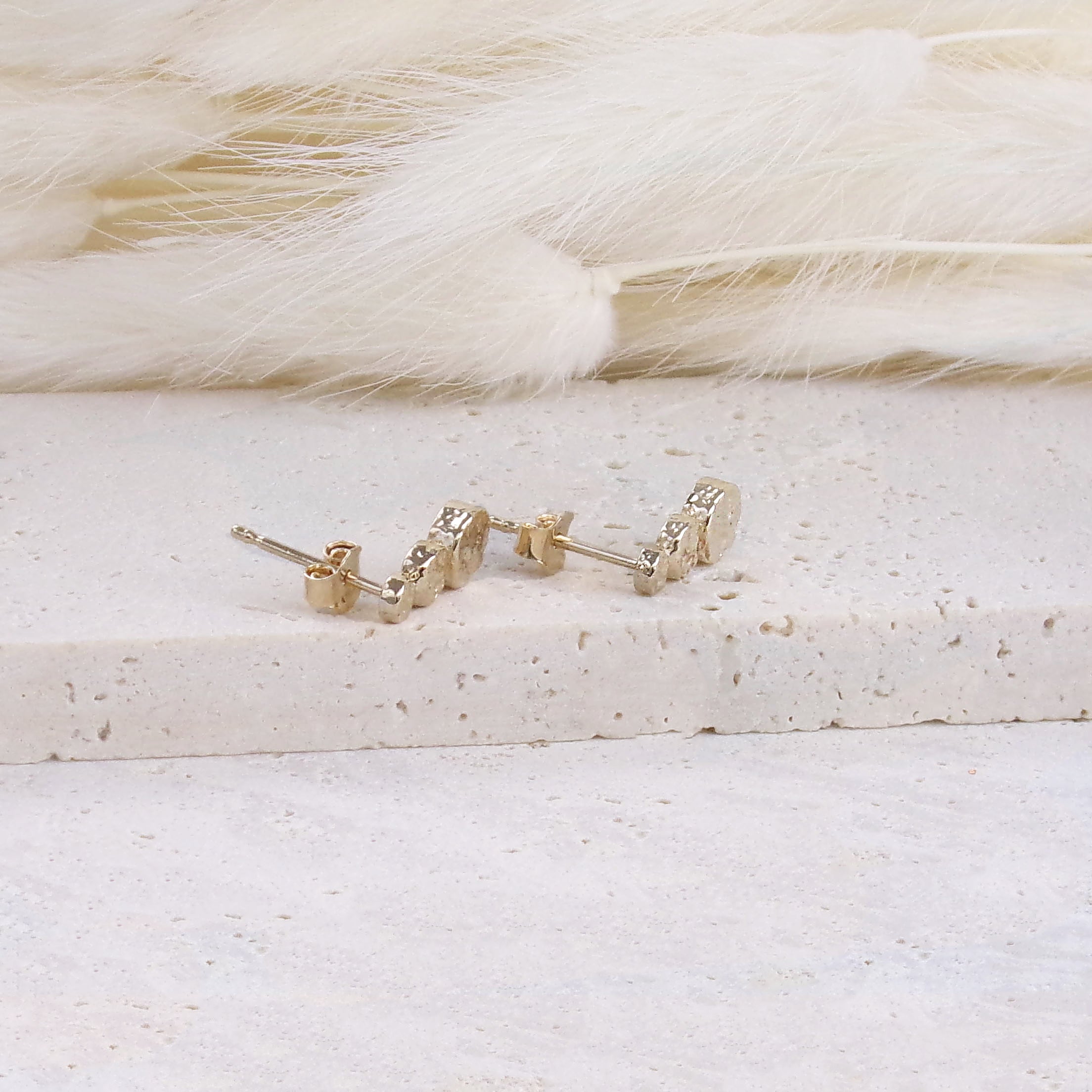 Praia hammered stud earrings gold plated