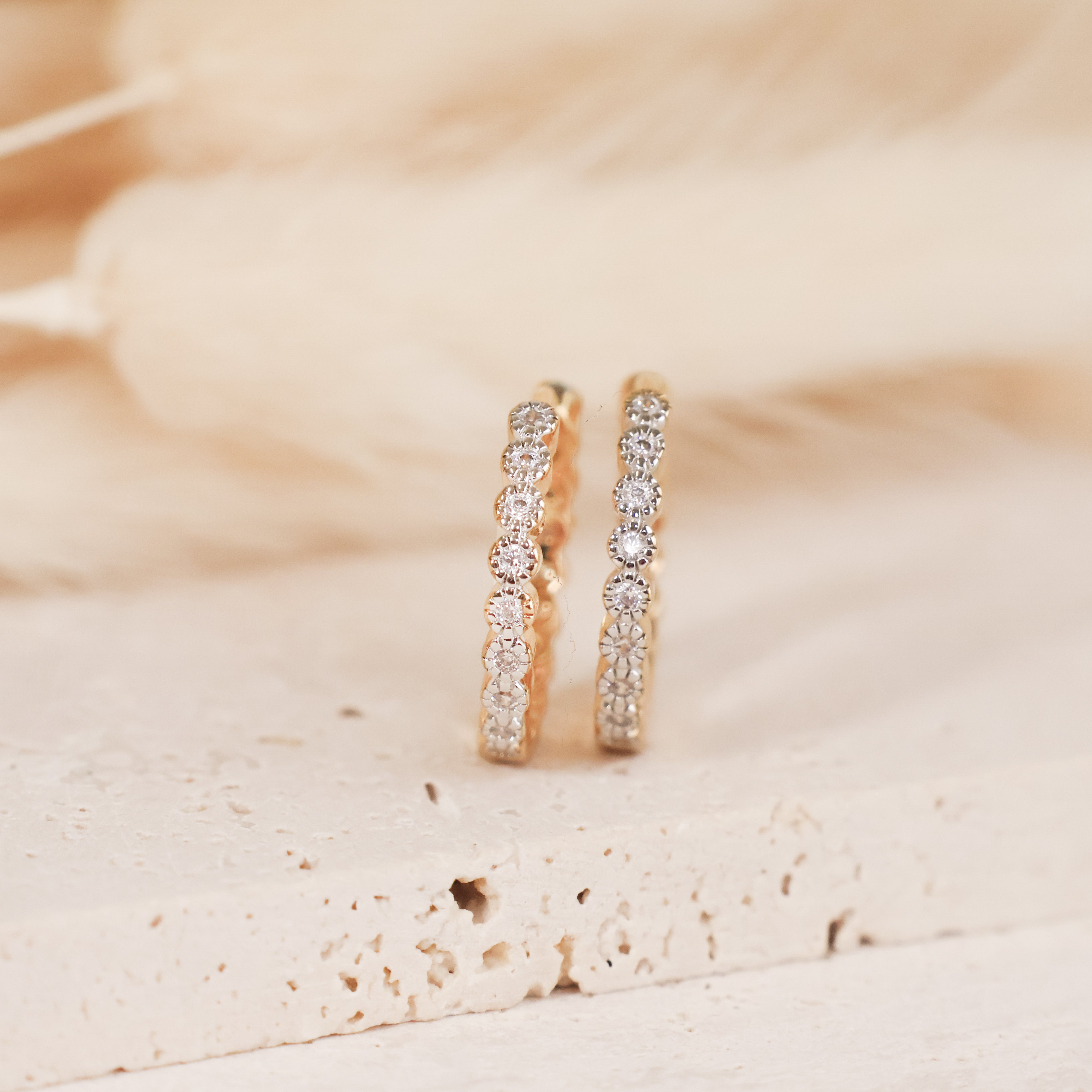 Créoles Juna en plaqué or 18K, oxydes de zirconium, bijou tendance, éclat intemporel, disponibles en 10mm, 14mm, 20mm.