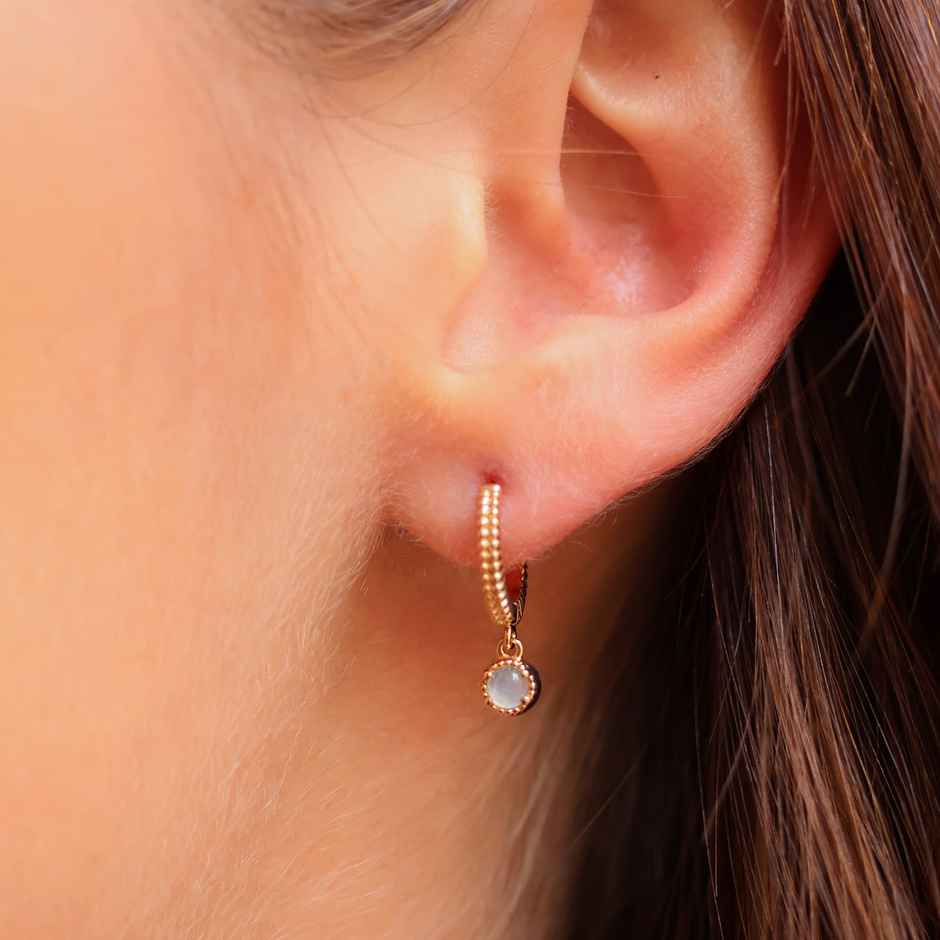Mira mini hoop earrings striated with blue agate gold-plated
