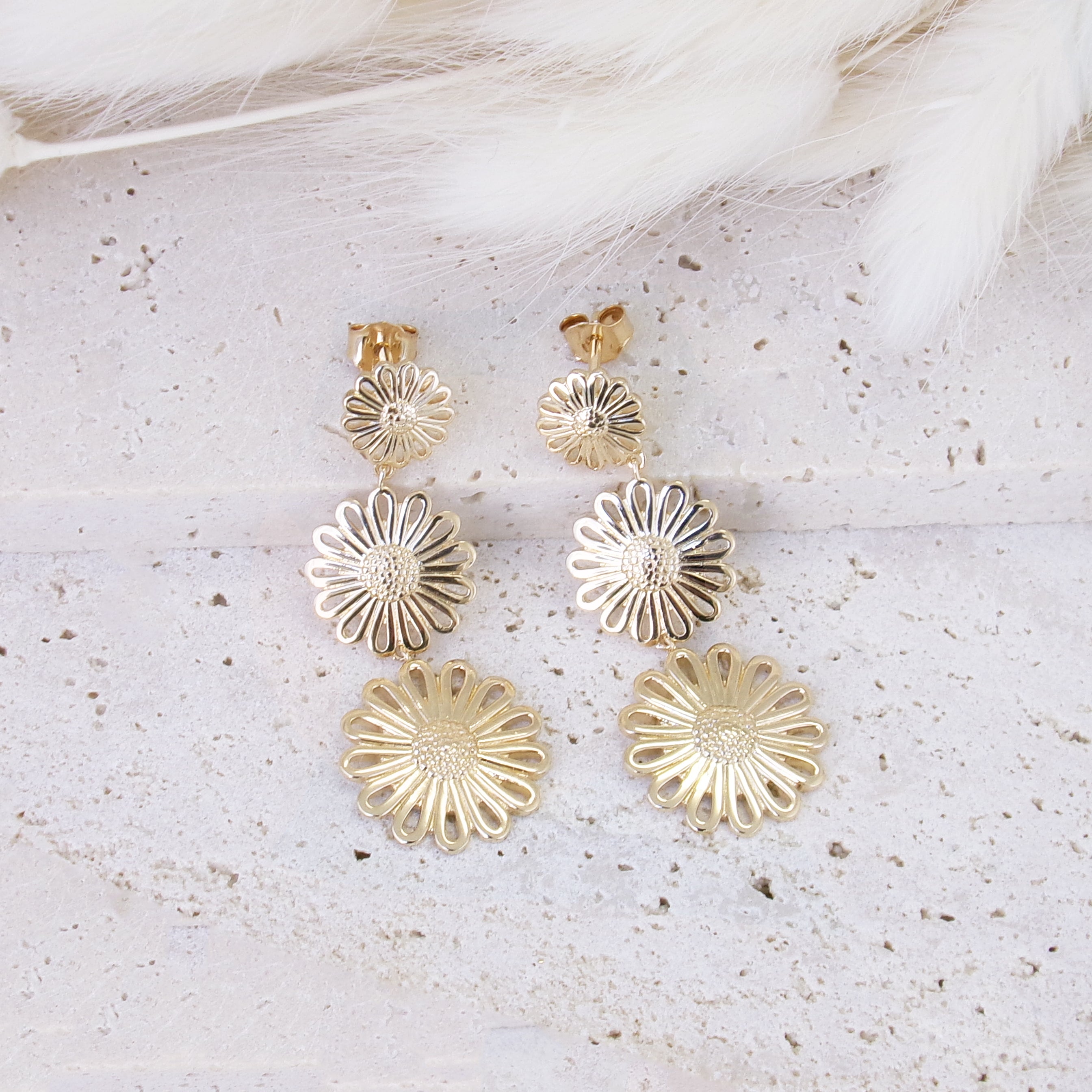 Boucles d'oreilles pendantes Nora trio de fleurs plaqué or