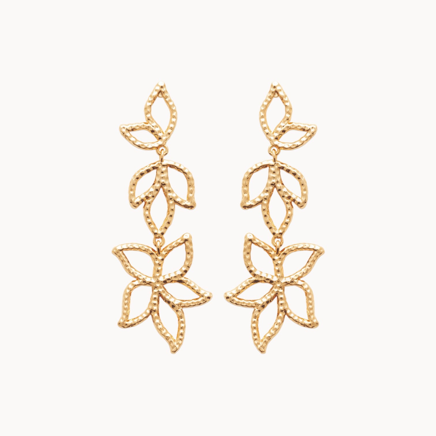 Boucles d'oreilles pendantes Vera trio de fleurs ajourées plaqué or