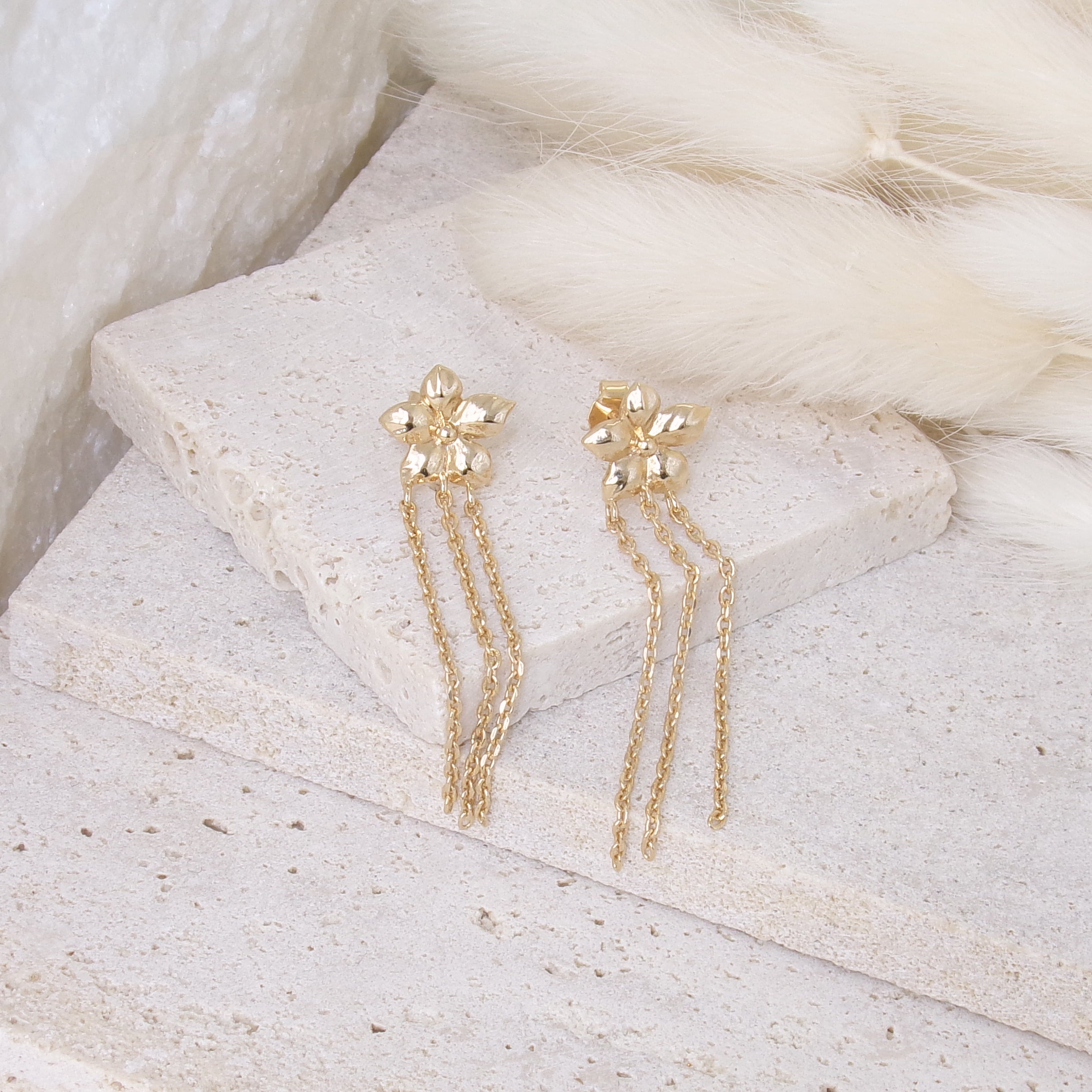 Eva earrings chain and flower gold-plated