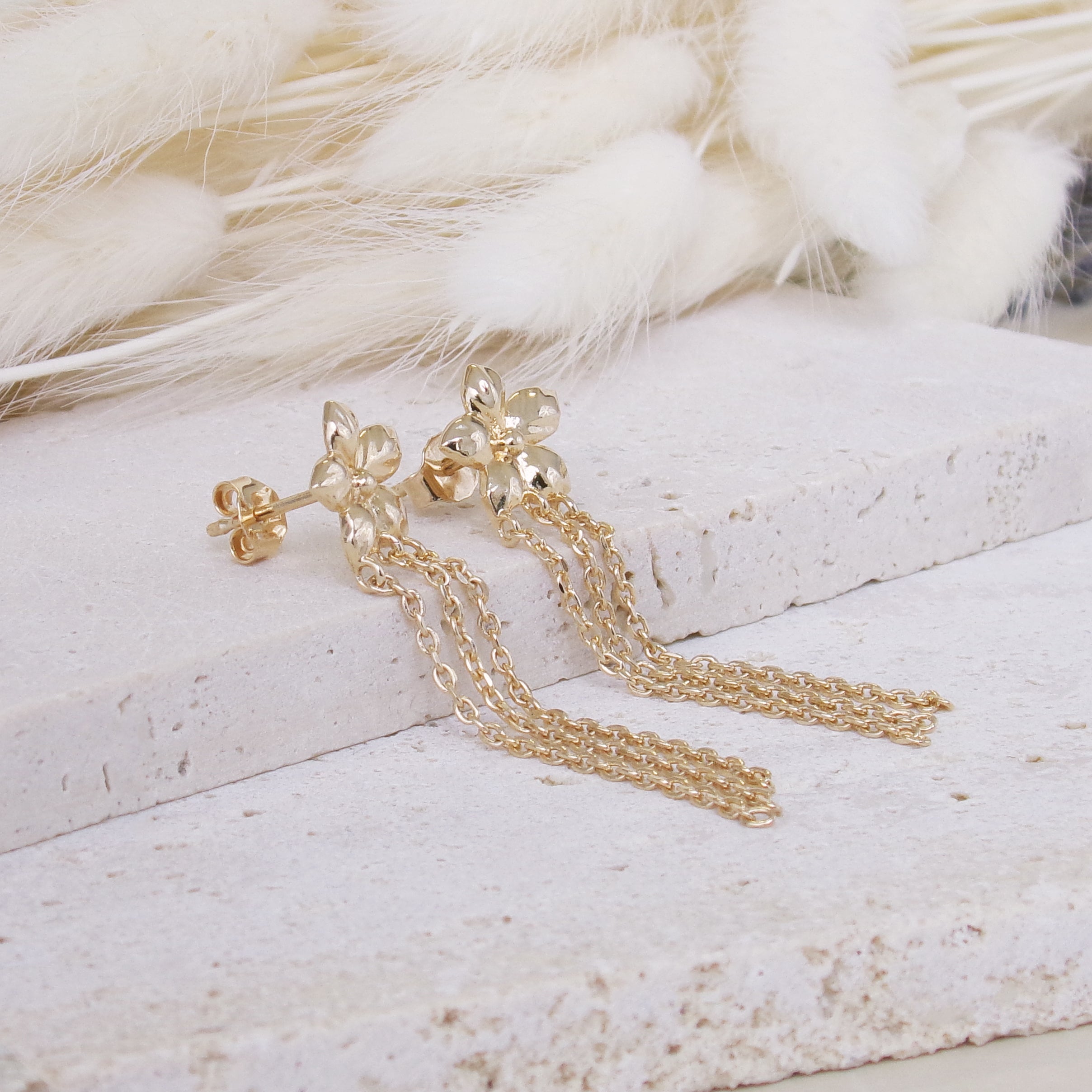 Eva earrings chain and flower gold-plated