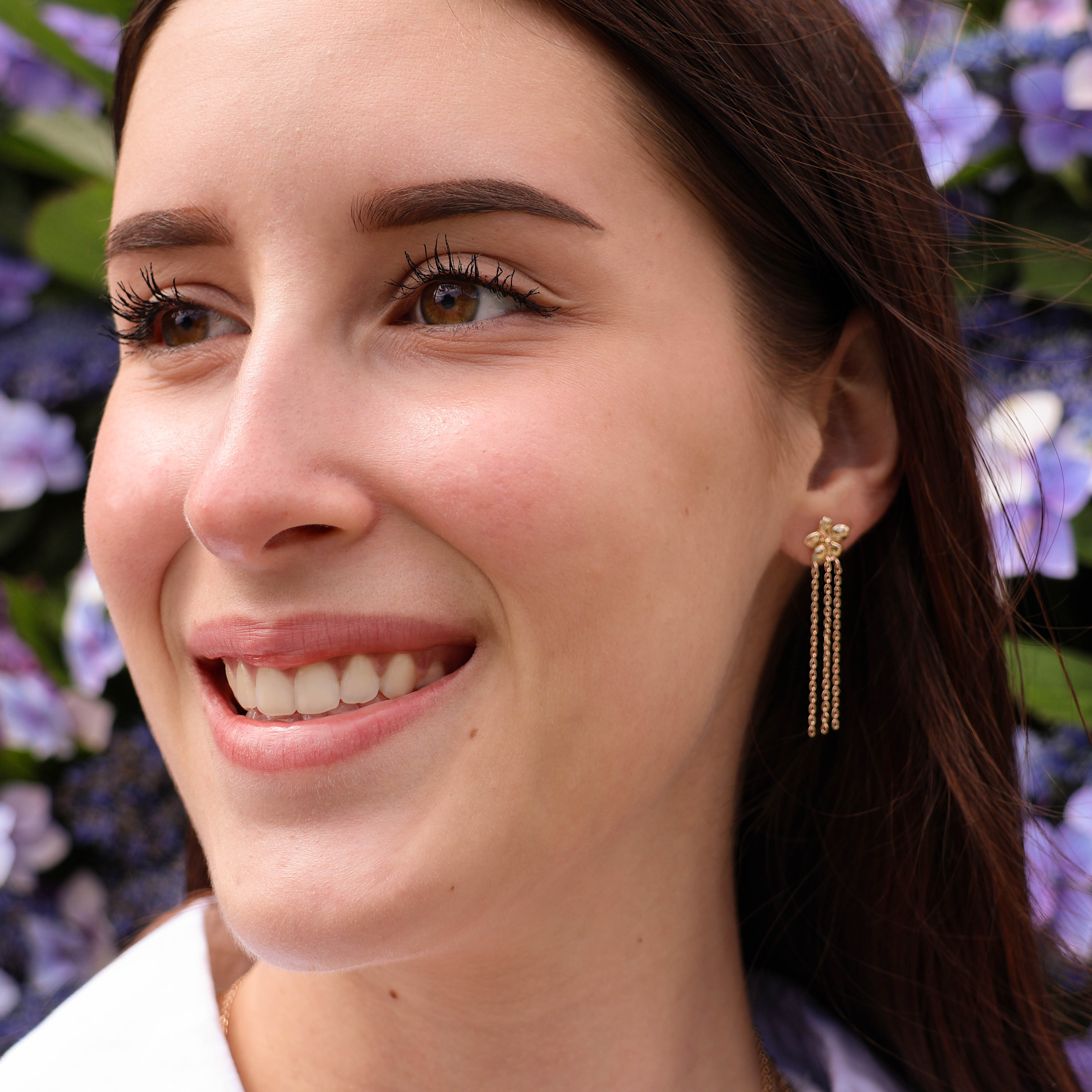 Eva earrings chain and flower gold-plated