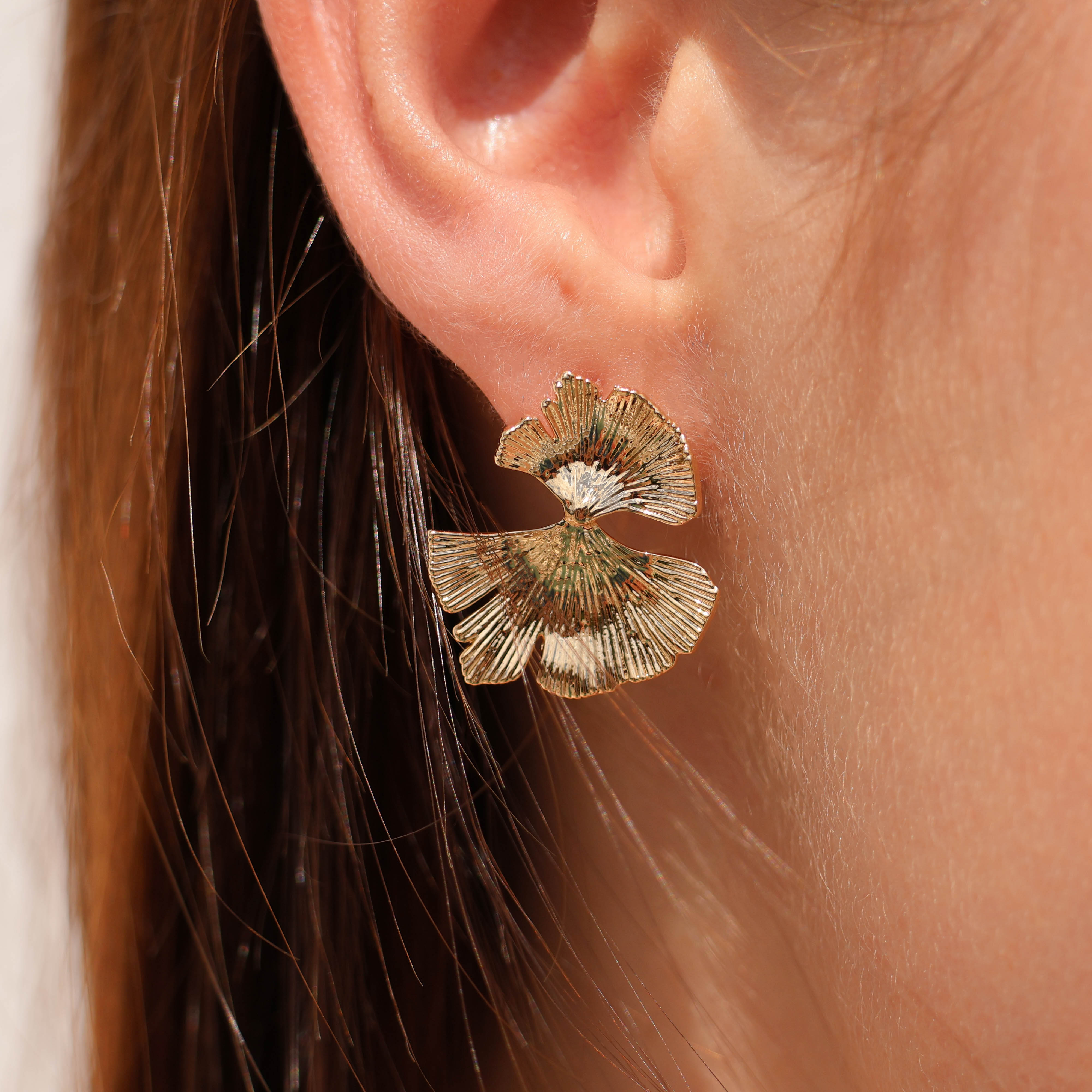 Mina earrings striated ginkgo leaf gold-plated