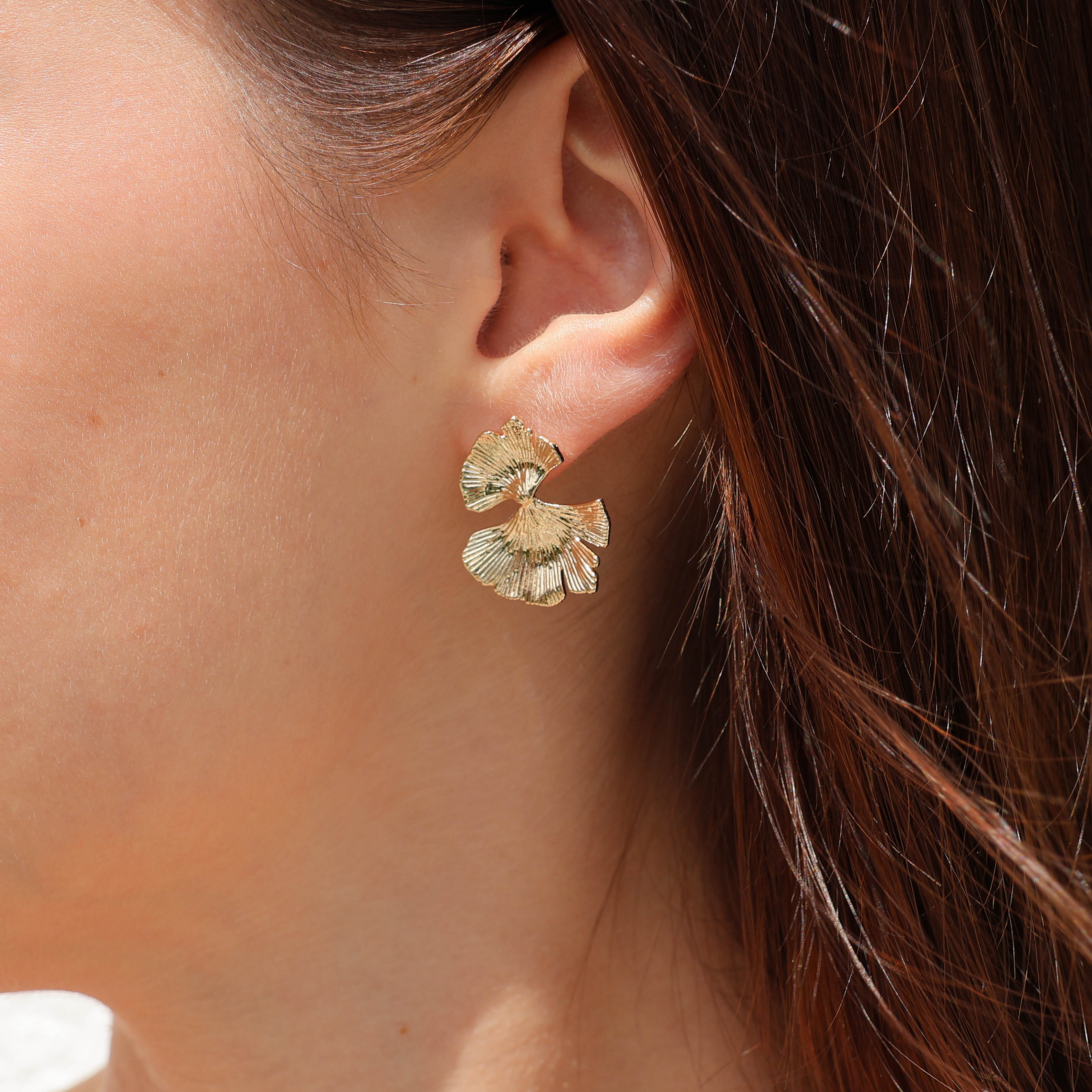 Mina earrings striated ginkgo leaf gold-plated