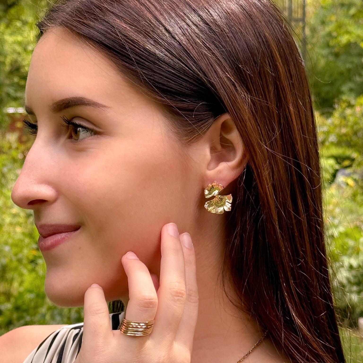 Mina earrings striated ginkgo leaf gold-plated