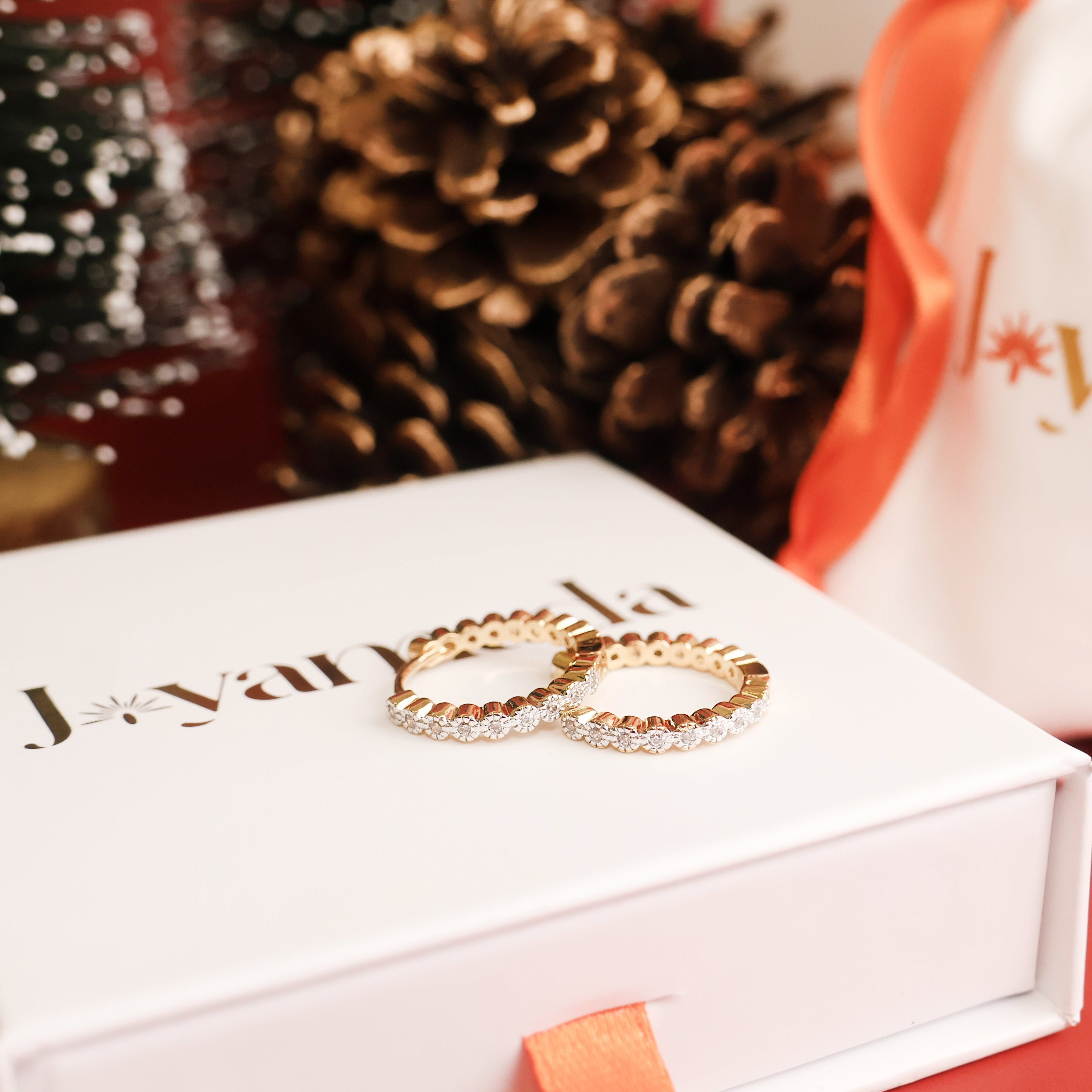 Créoles Crystal en plaqué or 18 carats – Élégantes et féminines, ces boucles d’oreilles raffinées sont ornées de scintillants oxydes de zirconium pour un éclat exceptionnel. Signées Joyamada, elles incarnent un style lumineux et intemporel, parfaites pour toutes les occasions, du quotidien aux événements spéciaux. Diamètre : 20mm. Conçues en laiton avec un placage 3 microns et poinçon garantissant qualité et durabilité