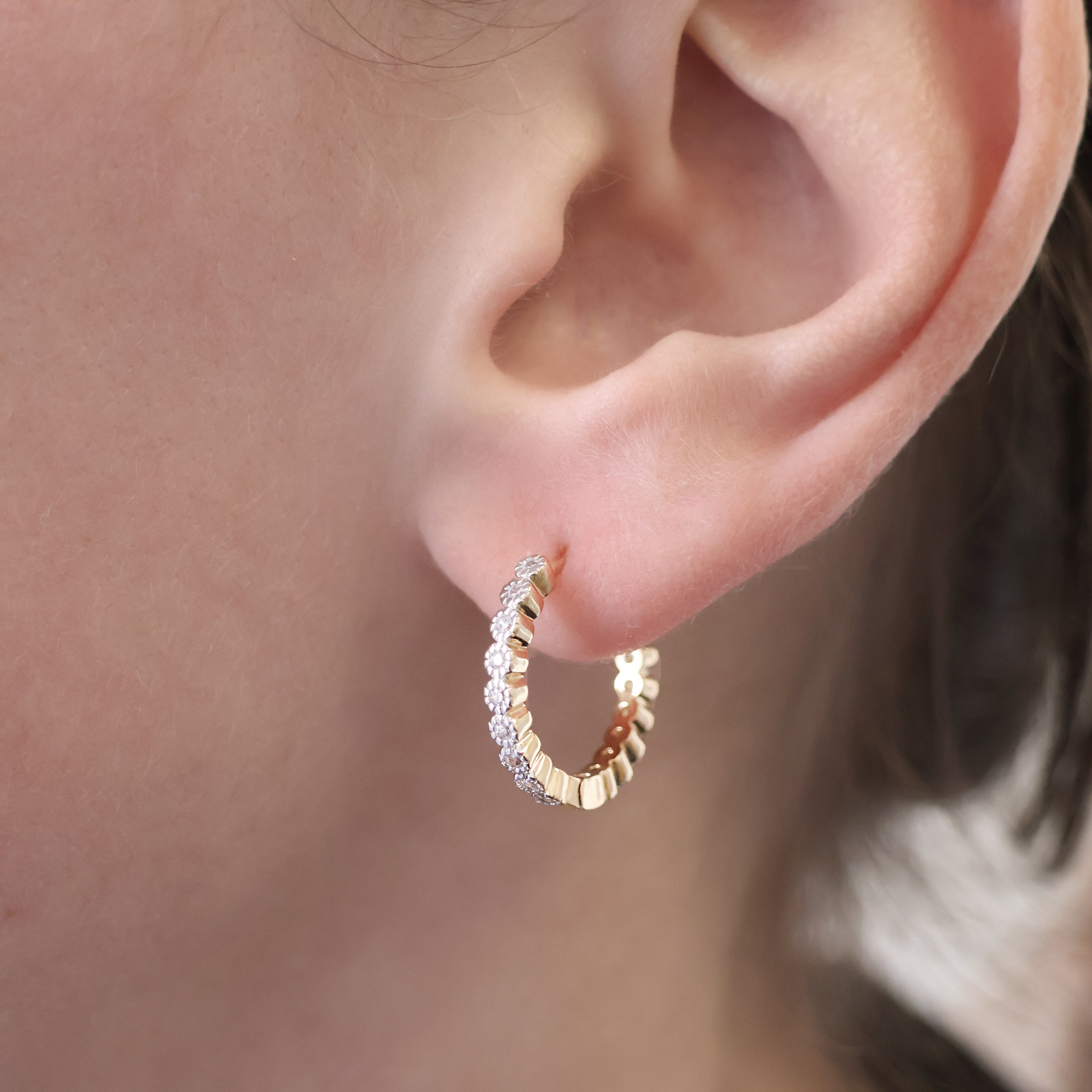 Créoles Crystal en plaqué or 18 carats – Élégantes et féminines, ces boucles d’oreilles raffinées sont ornées de scintillants oxydes de zirconium pour un éclat exceptionnel. Signées Joyamada, elles incarnent un style lumineux et intemporel, parfaites pour toutes les occasions, du quotidien aux événements spéciaux. Diamètre : 20 mm. Conçues en laiton avec un placage 3 microns et poinçon garantissant qualité et durabilité