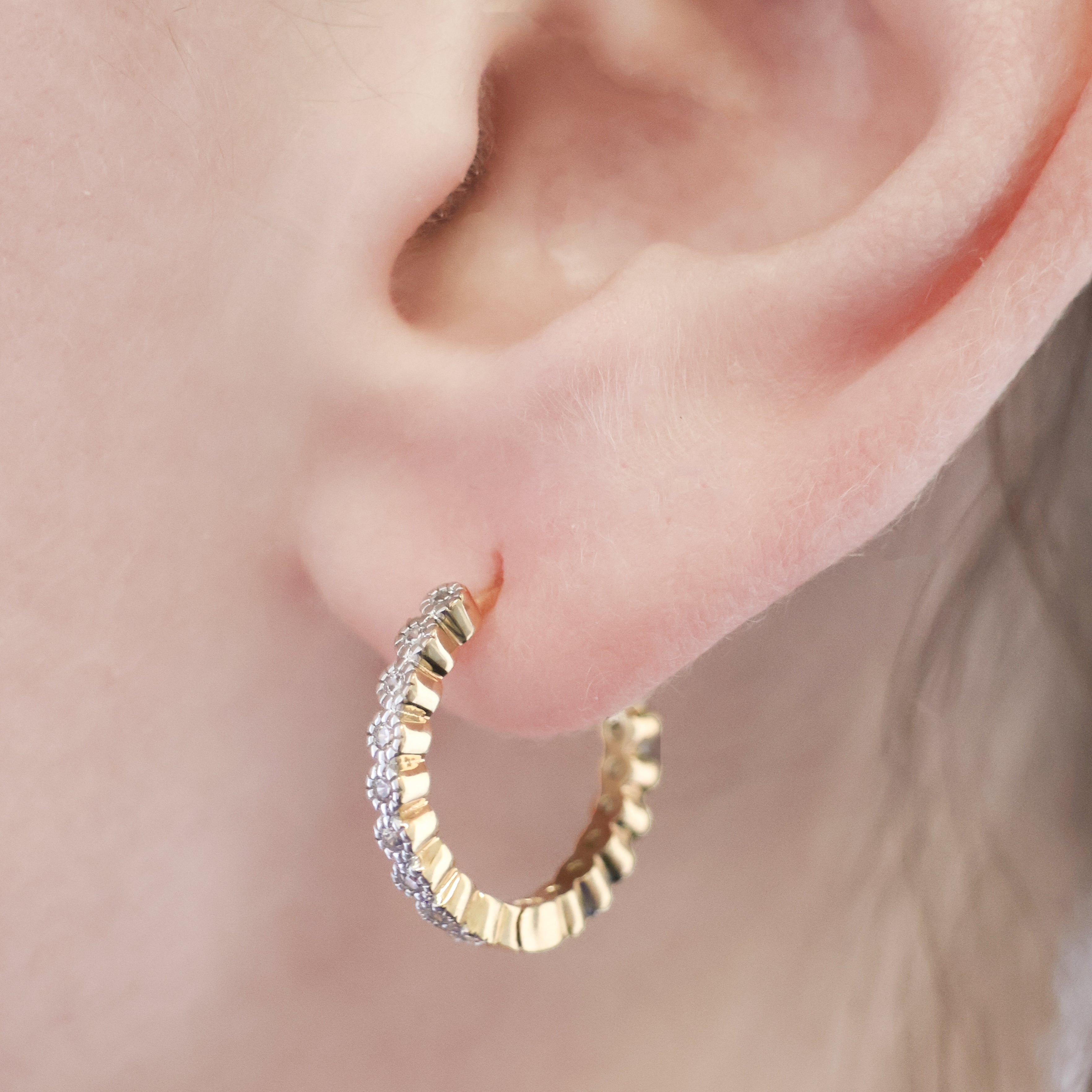 Créoles Crystal en plaqué or 18 carats – Élégantes et féminines, ces boucles d’oreilles raffinées sont ornées de scintillants oxydes de zirconium pour un éclat exceptionnel. Signées Joyamada, elles incarnent un style lumineux et intemporel, parfaites pour toutes les occasions, du quotidien aux événements spéciaux. Diamètre : 20mm. Conçues en laiton avec un placage 3 microns et poinçon garantissant qualité et durabilité