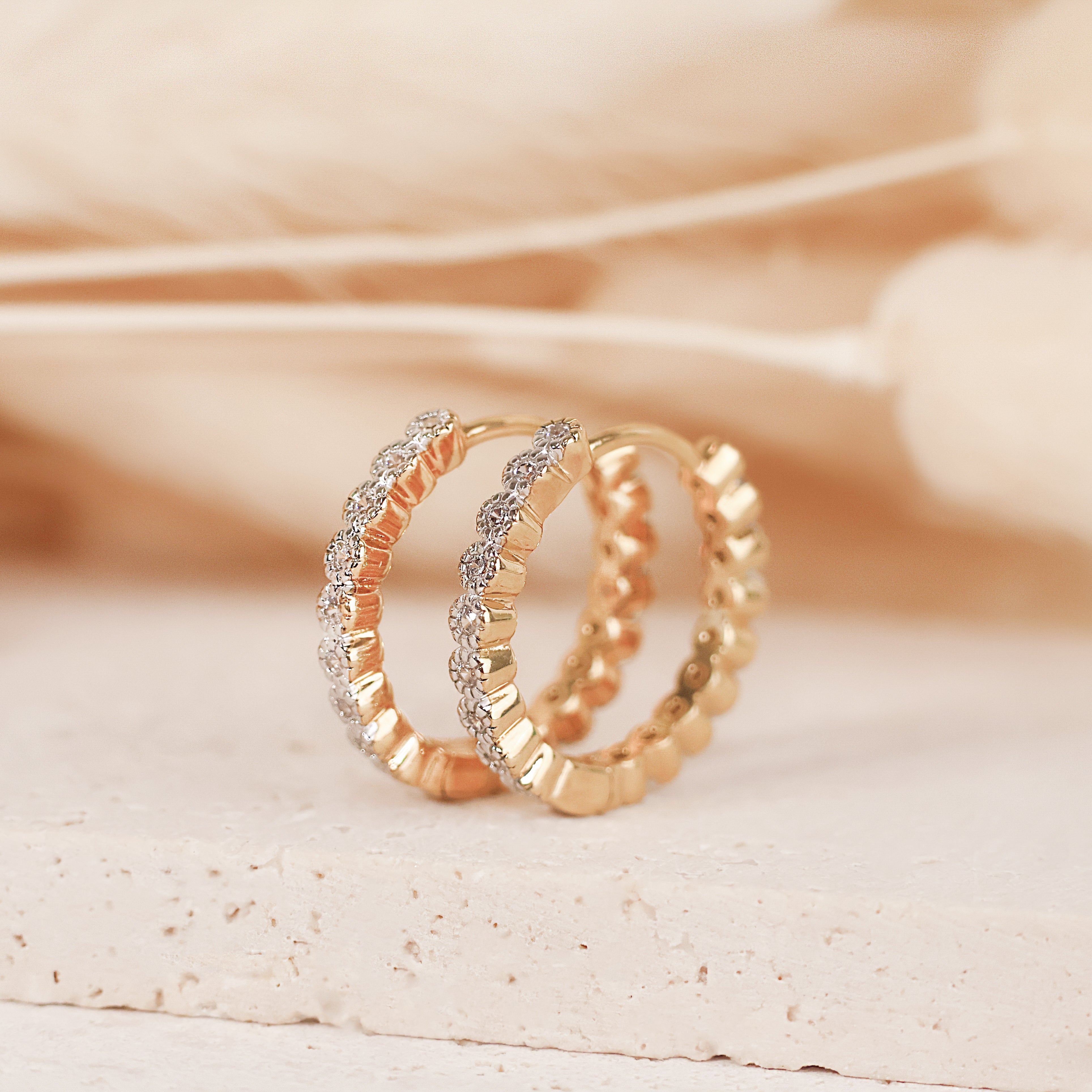 Créoles Crystal en plaqué or 18K, oxydes de zirconium, bijou raffiné, éclat exceptionnel, style intemporel Joyamada.