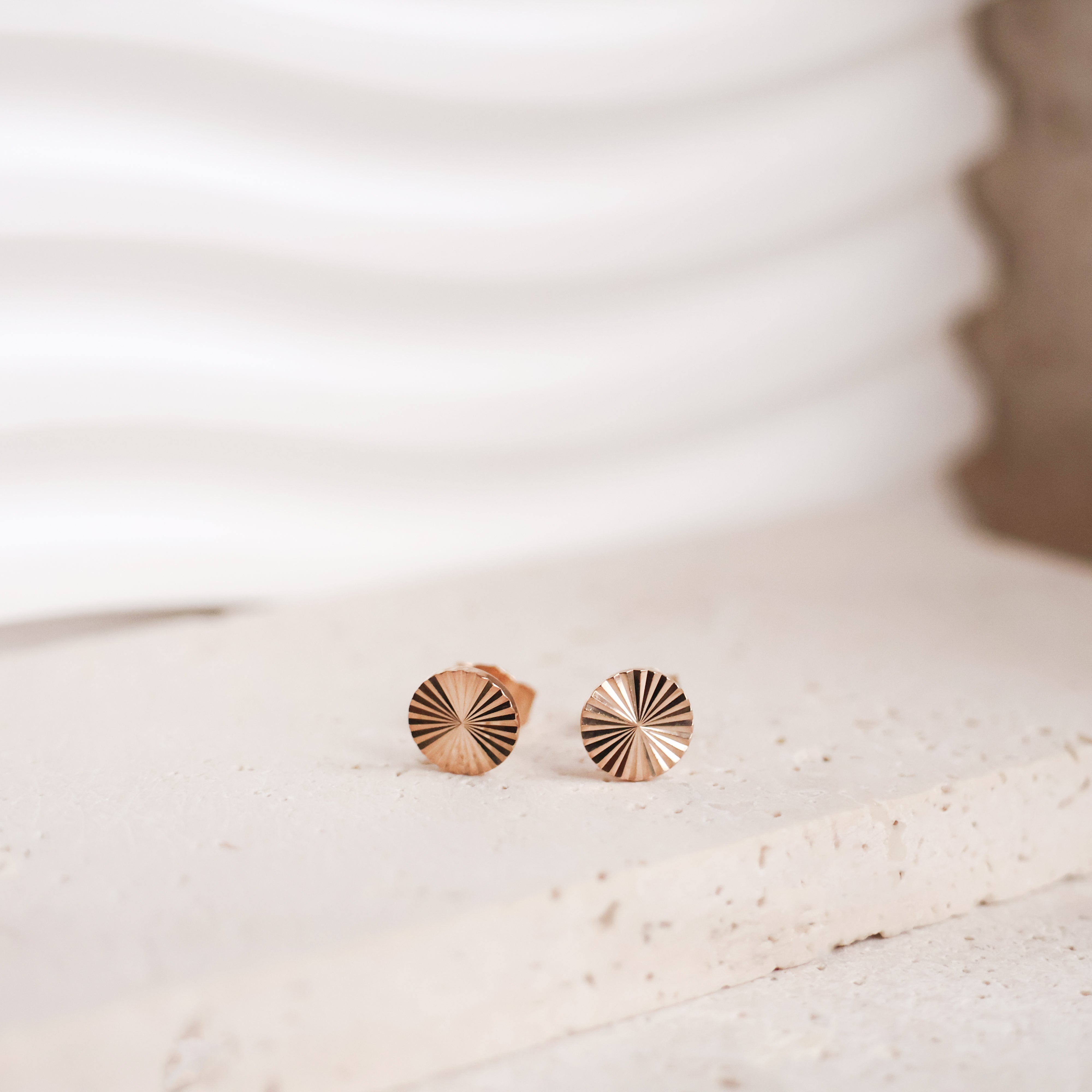 Puces d'oreilles Louise en plaqué or 18K, finition rayonnante, bijou élégant et lumineux Joyamada.