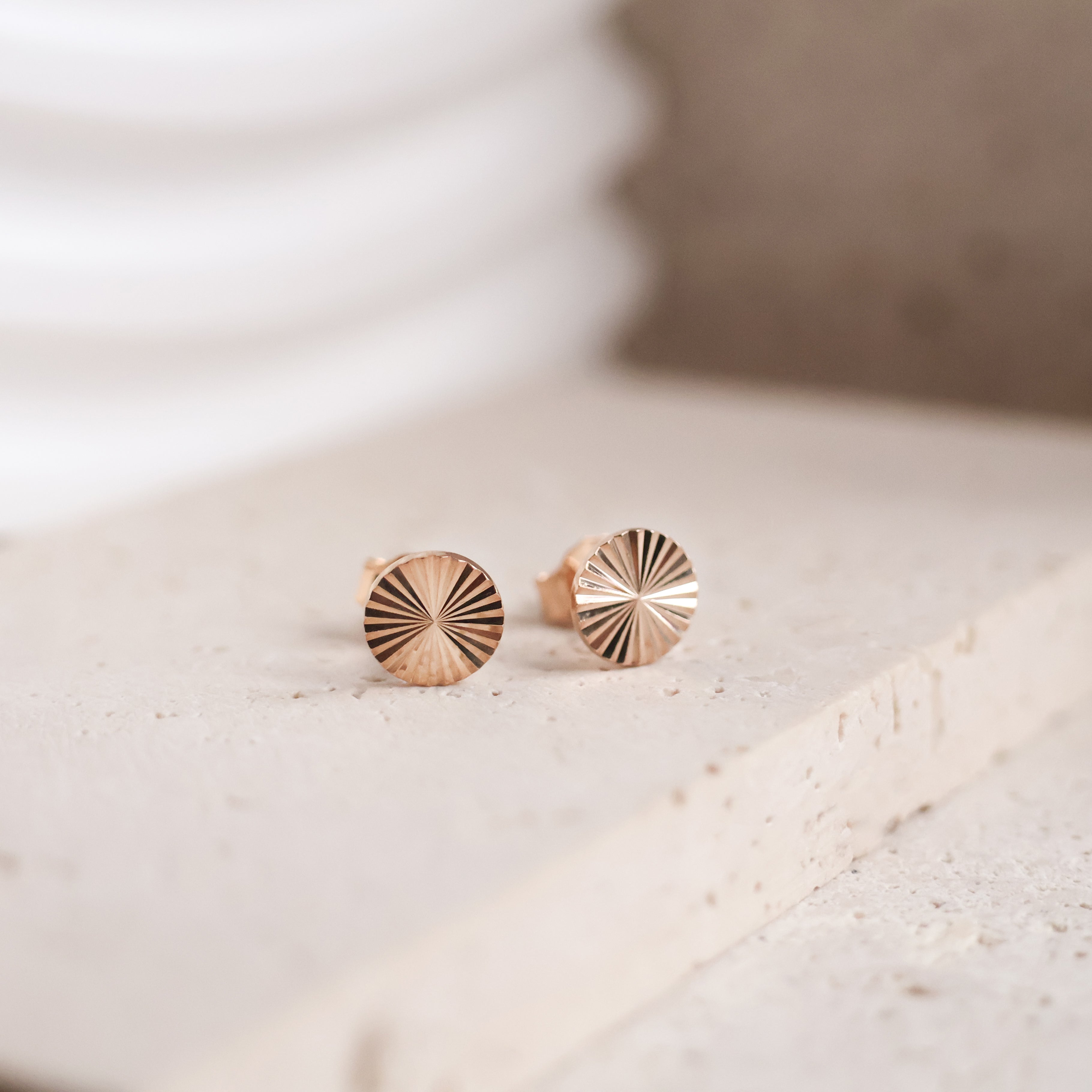 Puces d'oreilles Louise en plaqué or 18K, finition rayonnante, bijou élégant et lumineux Joyamada.