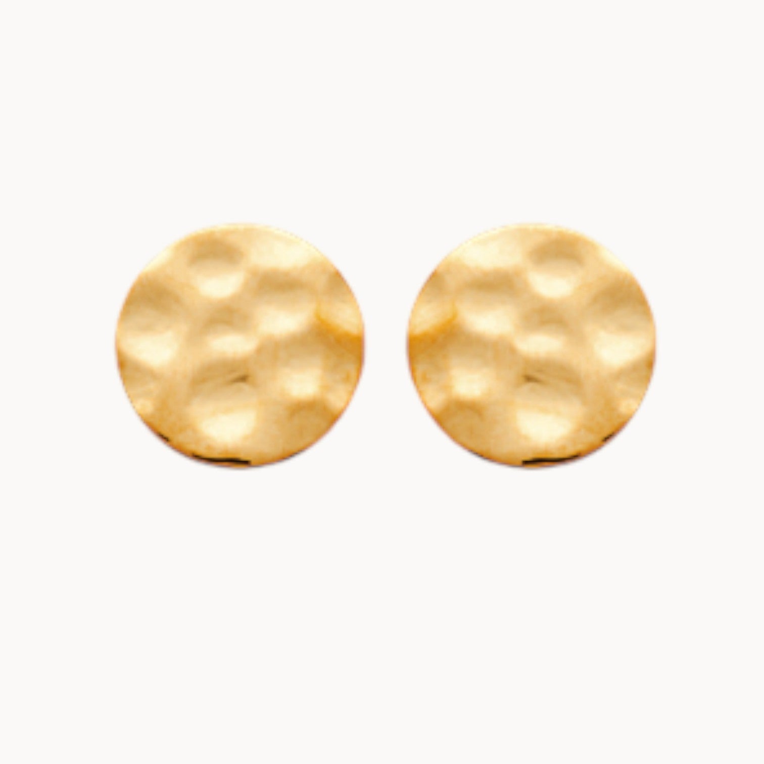 Puces d'oreilles Lenka en plaqué or 18K, finition martelée, bijou élégant et intemporel Joyamada.